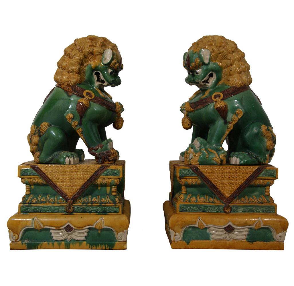 Early 20th Century Antique Chinese Huge Colored Glaze Ceramic Foo Dog In Good Condition For Sale In Pomona, CA