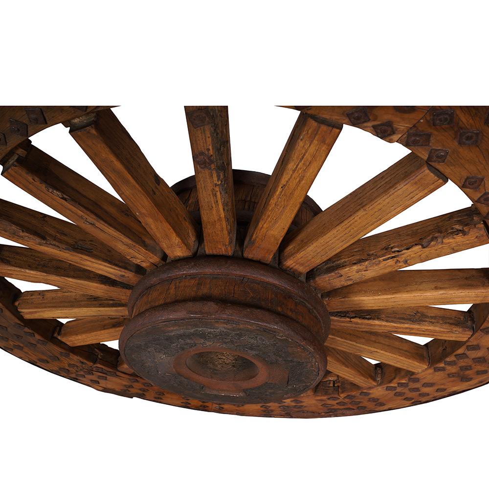 Grande roue de wagon de campagne chinoise ancienne du début du 19ème siècle en vente 1