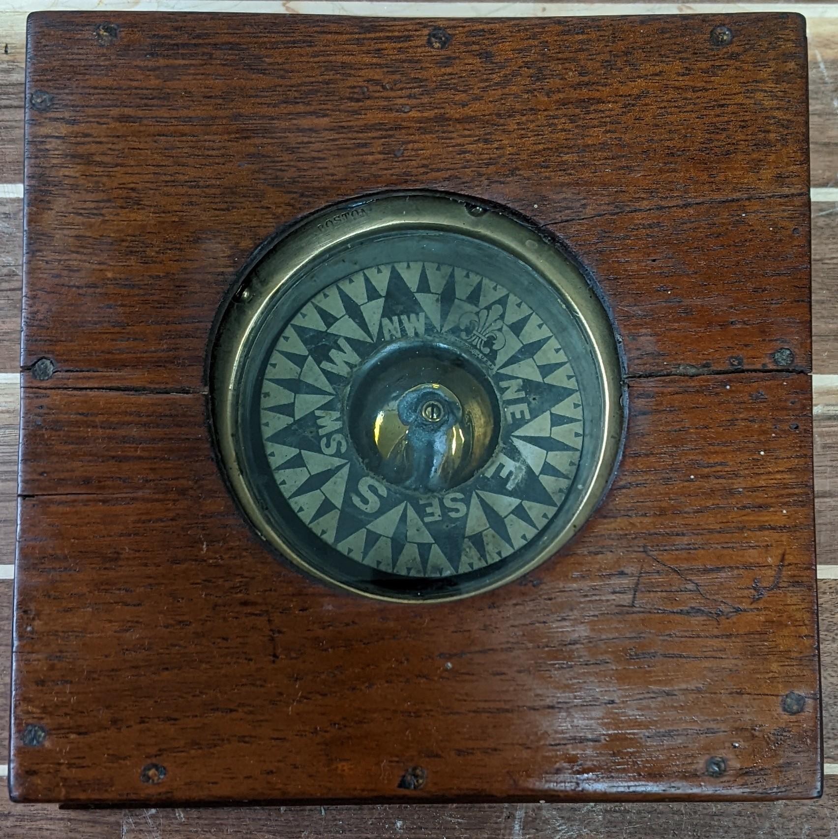 Early 19th Century Antique E.S. Ritchie Brass Compass In Fair Condition In Milan, OH