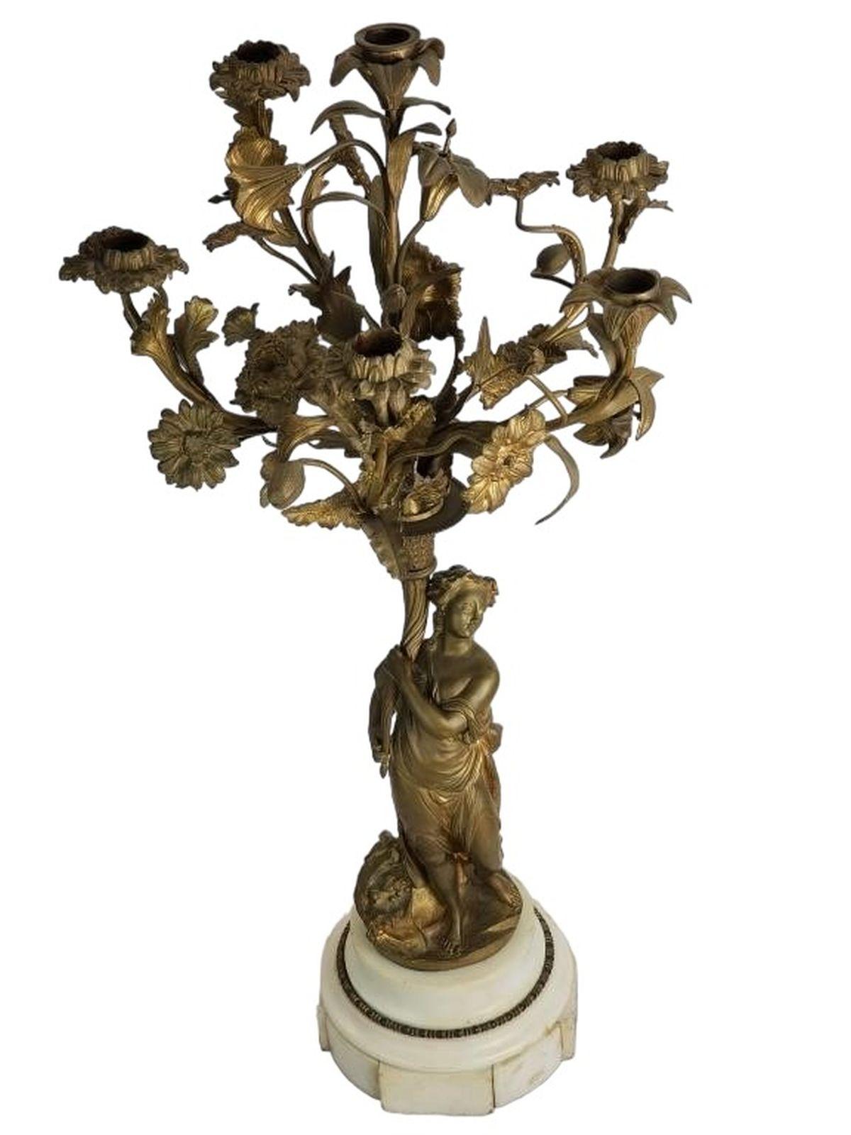 Francese Candelabri in bronzo francese dell'inizio del XIX secolo con base in marmo - una coppia in vendita