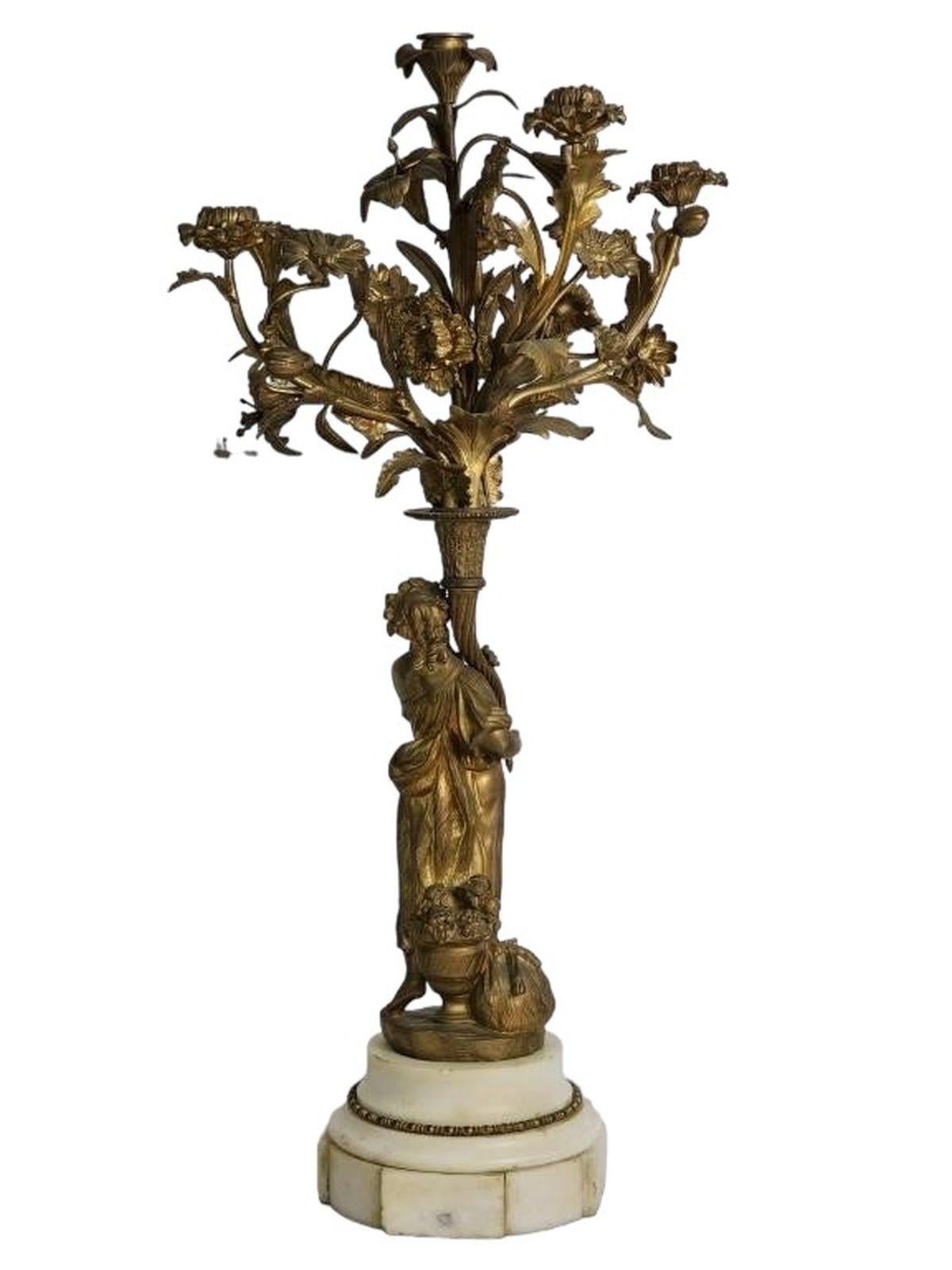 Candelabri in bronzo francese dell'inizio del XIX secolo con base in marmo - una coppia In condizioni buone in vendita a Pasadena, CA