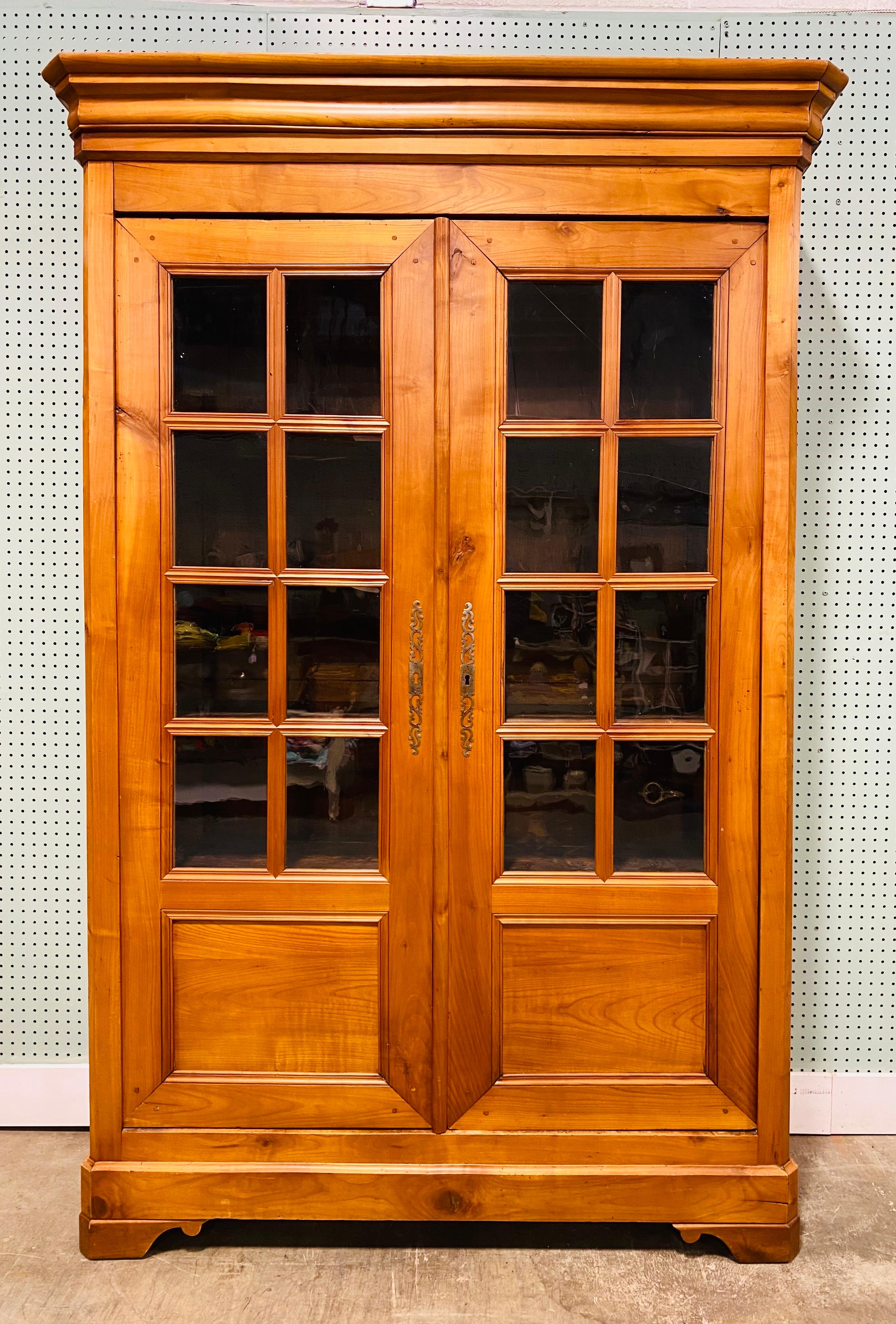 Early 19th century antique French country Cherrywood cabinet/bookcase For Sale 5