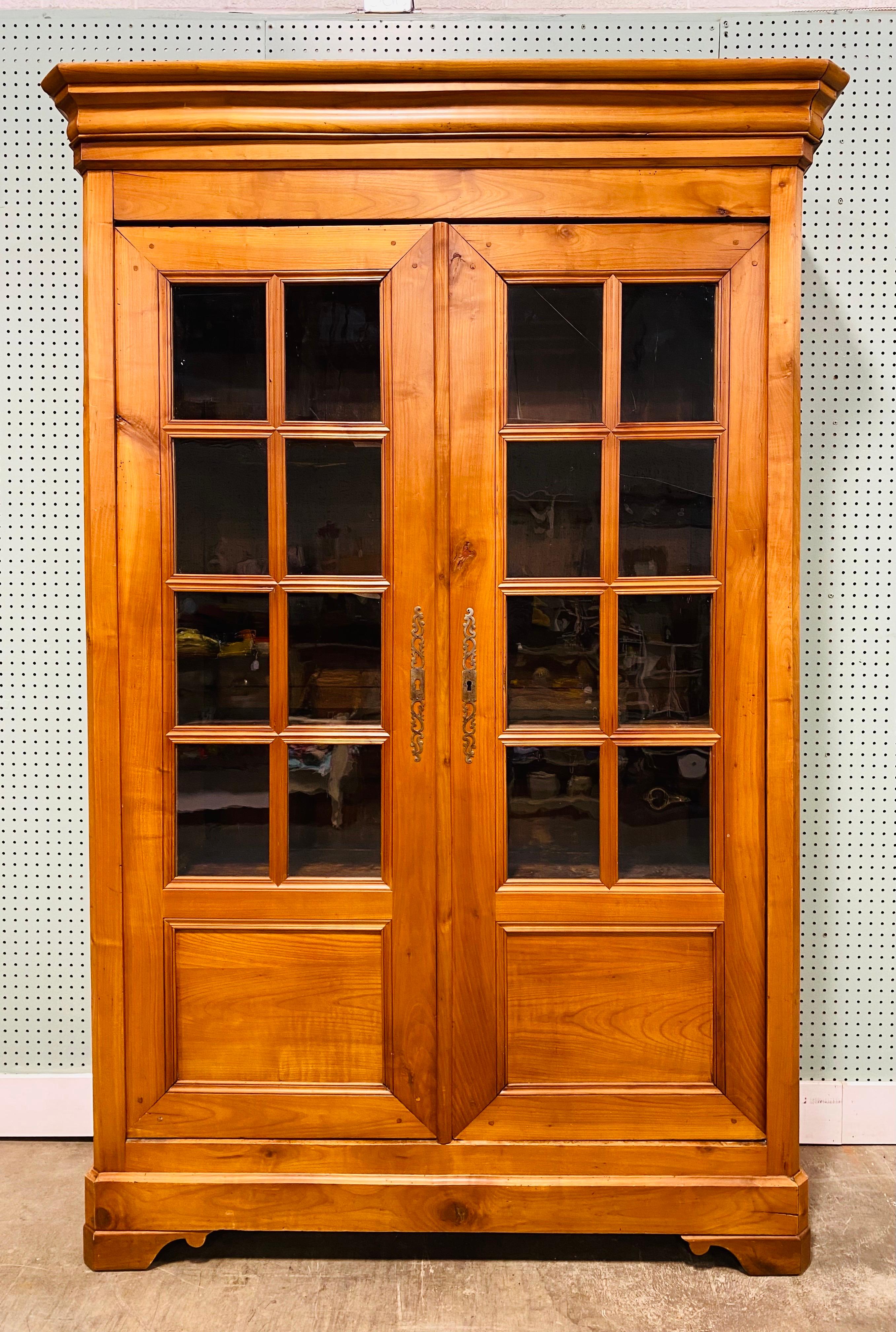 Early 19th century antique French country Cherrywood cabinet/bookcase In Good Condition For Sale In Allentown, PA
