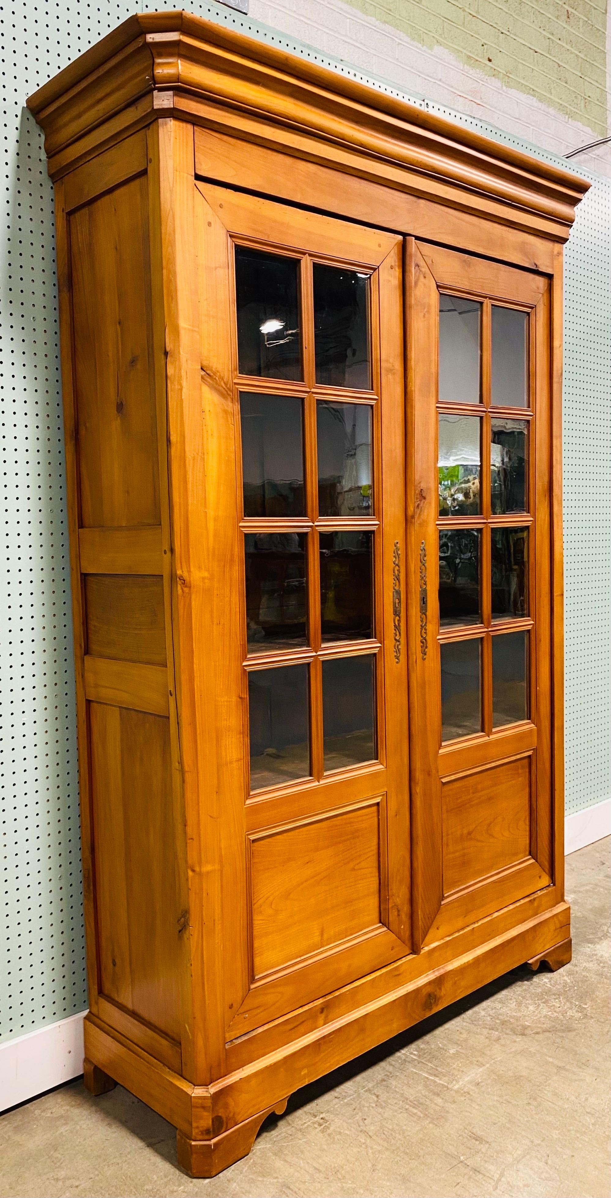 Early 19th century antique French country Cherrywood cabinet/bookcase For Sale 2