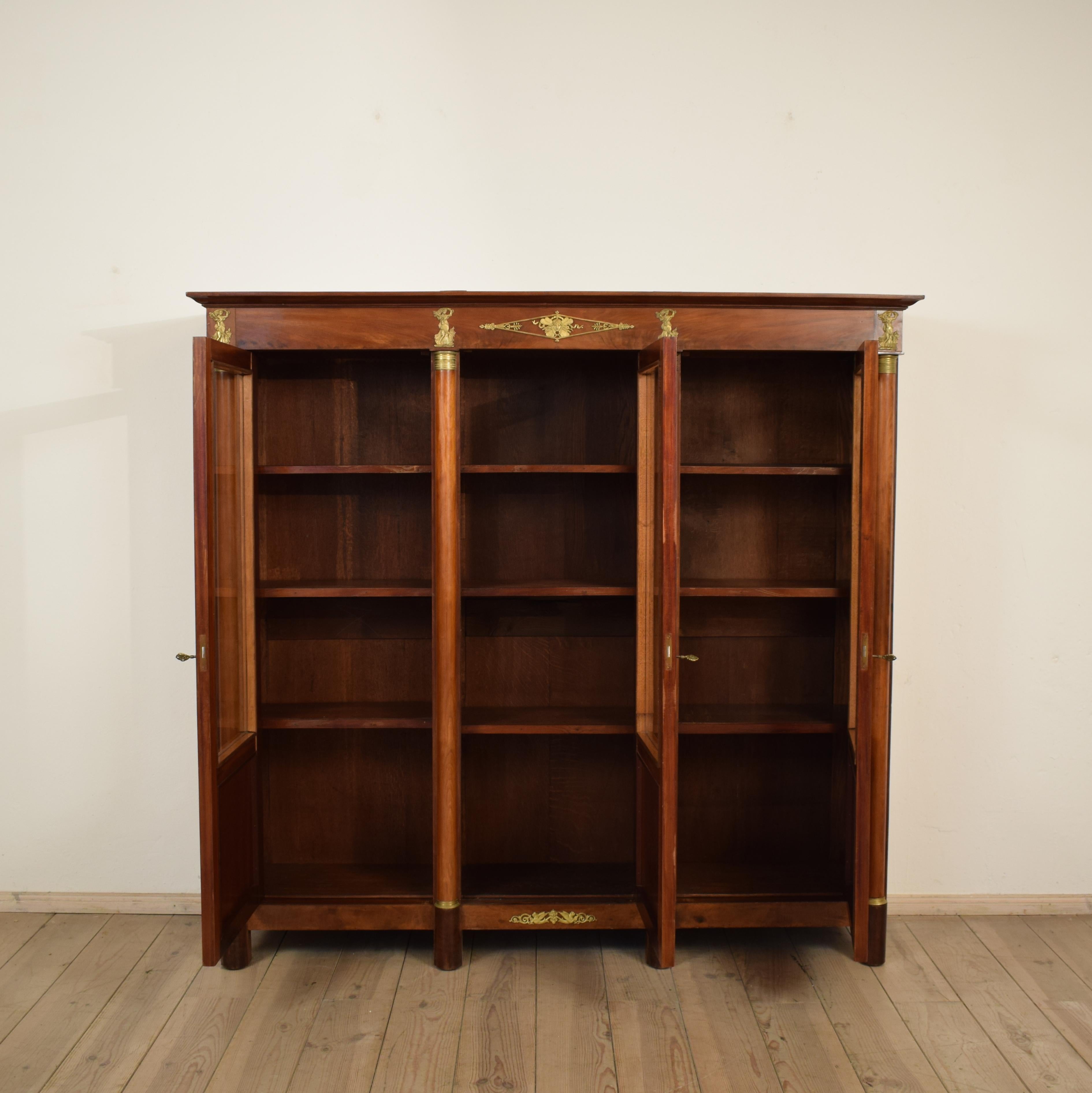 Early 19th Century Antique French Empire Mahogany Display Cabinet/Bookcase In Good Condition In Berlin, DE