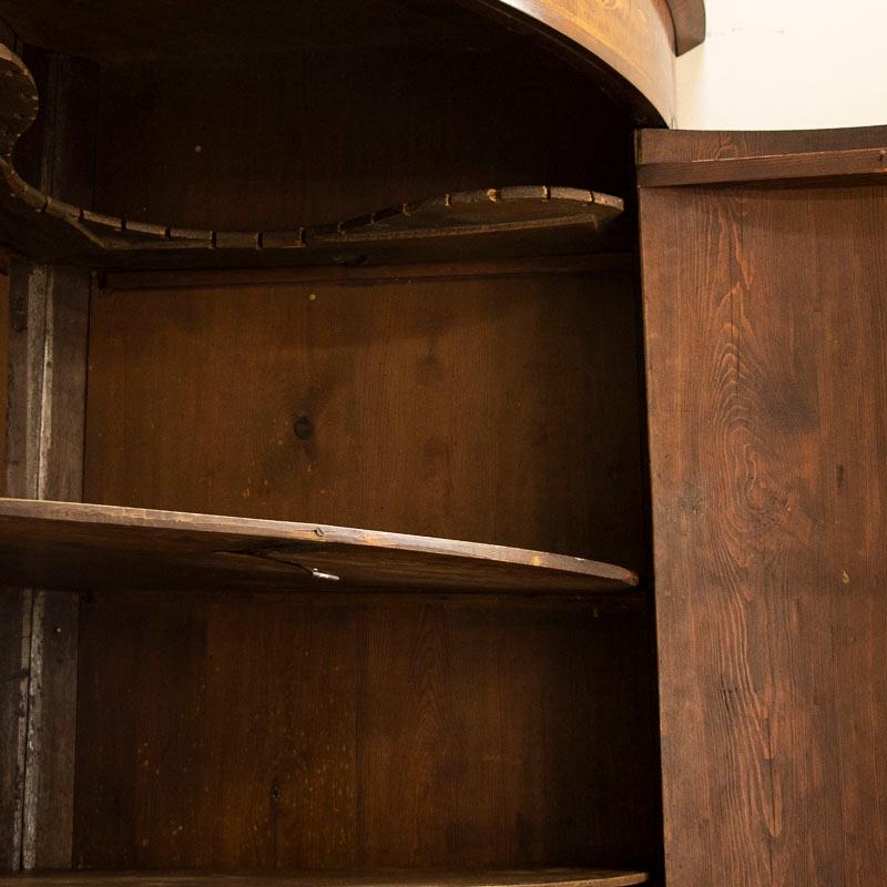 Mobile d'angolo ad arco impero in mogano intarsiato dei primi del XIX secolo in vendita 2