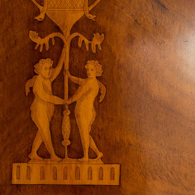 Mobile d'angolo ad arco impero in mogano intarsiato dei primi del XIX secolo in vendita 3