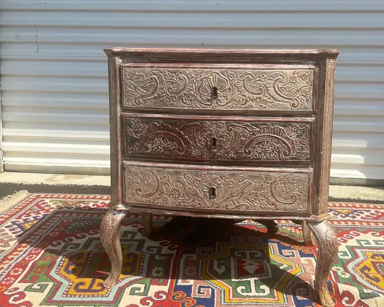 Cassettiera a 3 cassetti in gesso a foglia d'argento dei primi del XIX secolo in vendita 5