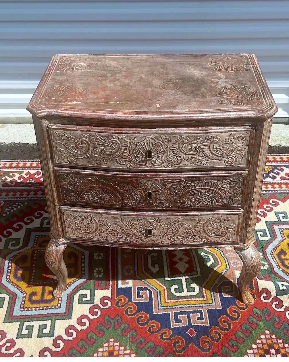 Antica cassettiera a 3 cassetti gessata a foglia d'argento con gambe a cabriole, cassetti piallati a mano e accenti intagliati a mano. Circa all'inizio o alla metà del XIX secolo.
