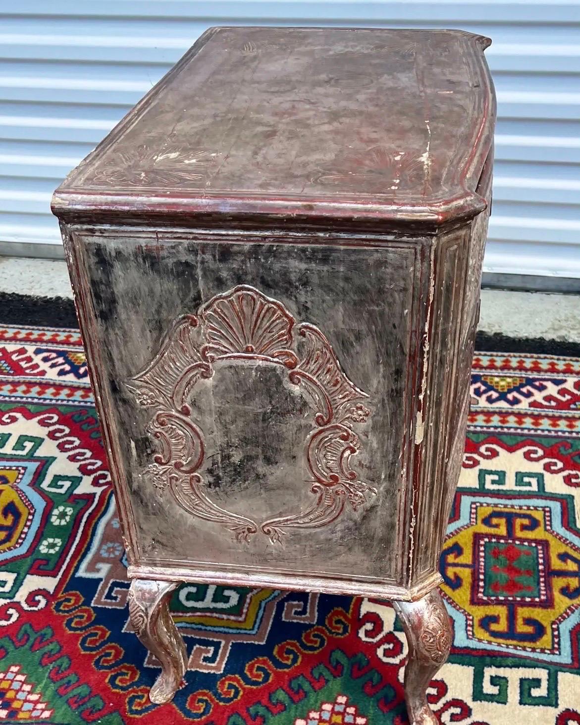 Sconosciuto Cassettiera a 3 cassetti in gesso a foglia d'argento dei primi del XIX secolo in vendita