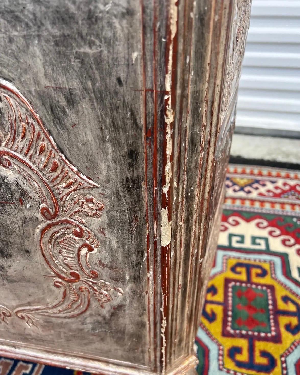 Gesso Cassettiera a 3 cassetti in gesso a foglia d'argento dei primi del XIX secolo in vendita
