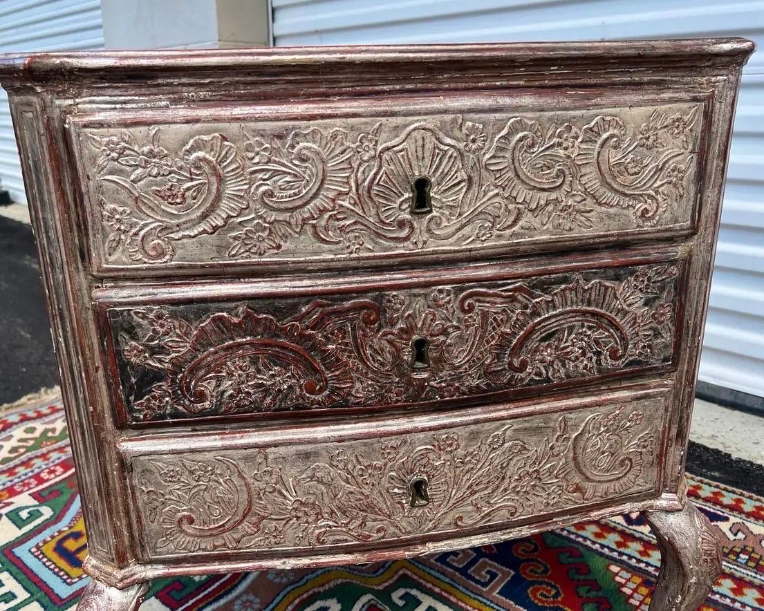 Cassettiera a 3 cassetti in gesso a foglia d'argento dei primi del XIX secolo in vendita 3