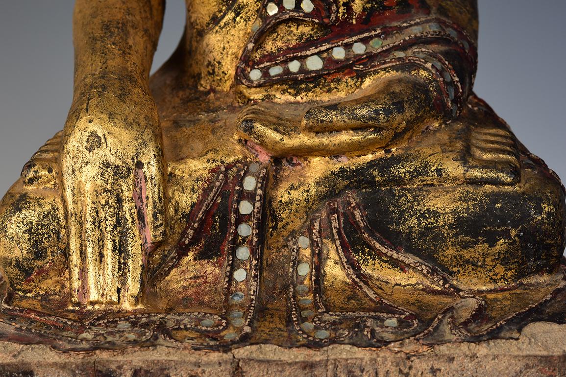  Early 19th Century, Antique Tai Yai Burmese Wooden Seated Buddha In Good Condition For Sale In Sampantawong, TH