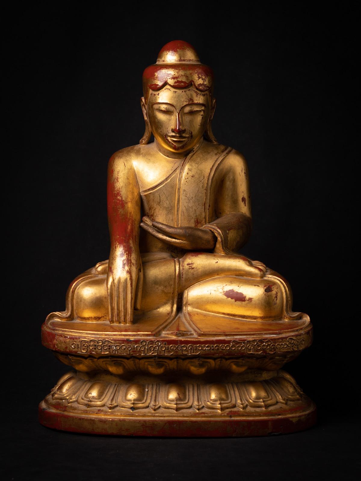 Esta antigua estatua birmana de madera del Buda del Loto es un exquisito ejemplo de la artesanía de principios del siglo XIX procedente de Birmania (Myanmar). Tallada con maestría en madera y dorada con oro de 24 quilates, mide 46,3 cm de alto, 33,4