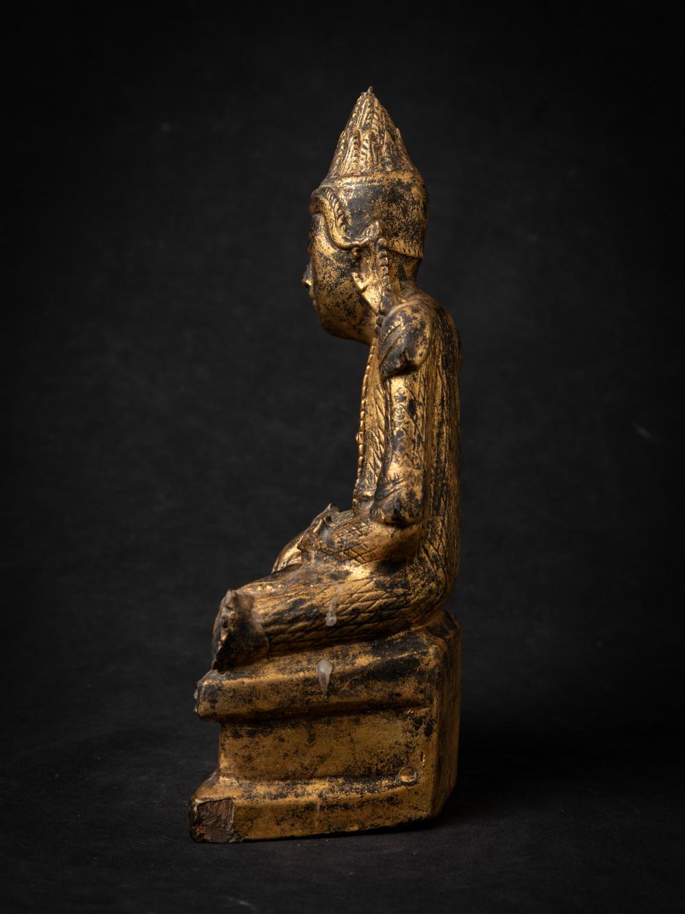 Early 19th century antique wooden Burmese Shan Buddha in Bhumisparsha Mudra In Good Condition For Sale In DEVENTER, NL