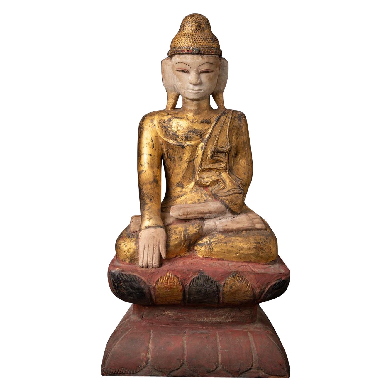 Bouddha Shan birman en bois ancien du début du 19e siècle avec Bhumisparsha Mudra