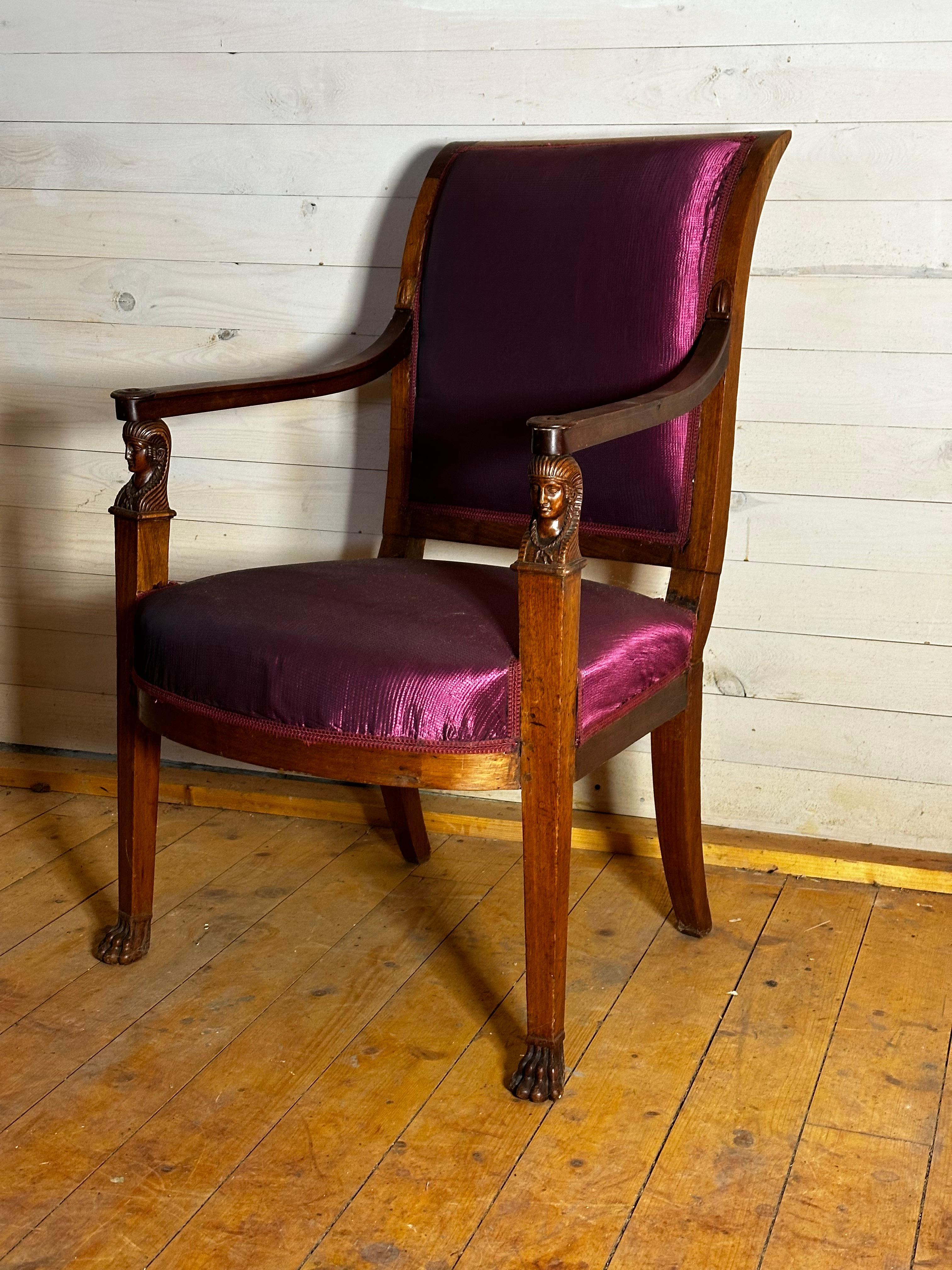 Paire de fauteuils fabriqués en France vers 1810. Les fauteuils ont des têtes égyptiennes sculptées sur l'accoudoir et à l'extrémité du pied, des pattes de lion. Il y a quatre chaises égales, il est possible de les acheter par paires.
