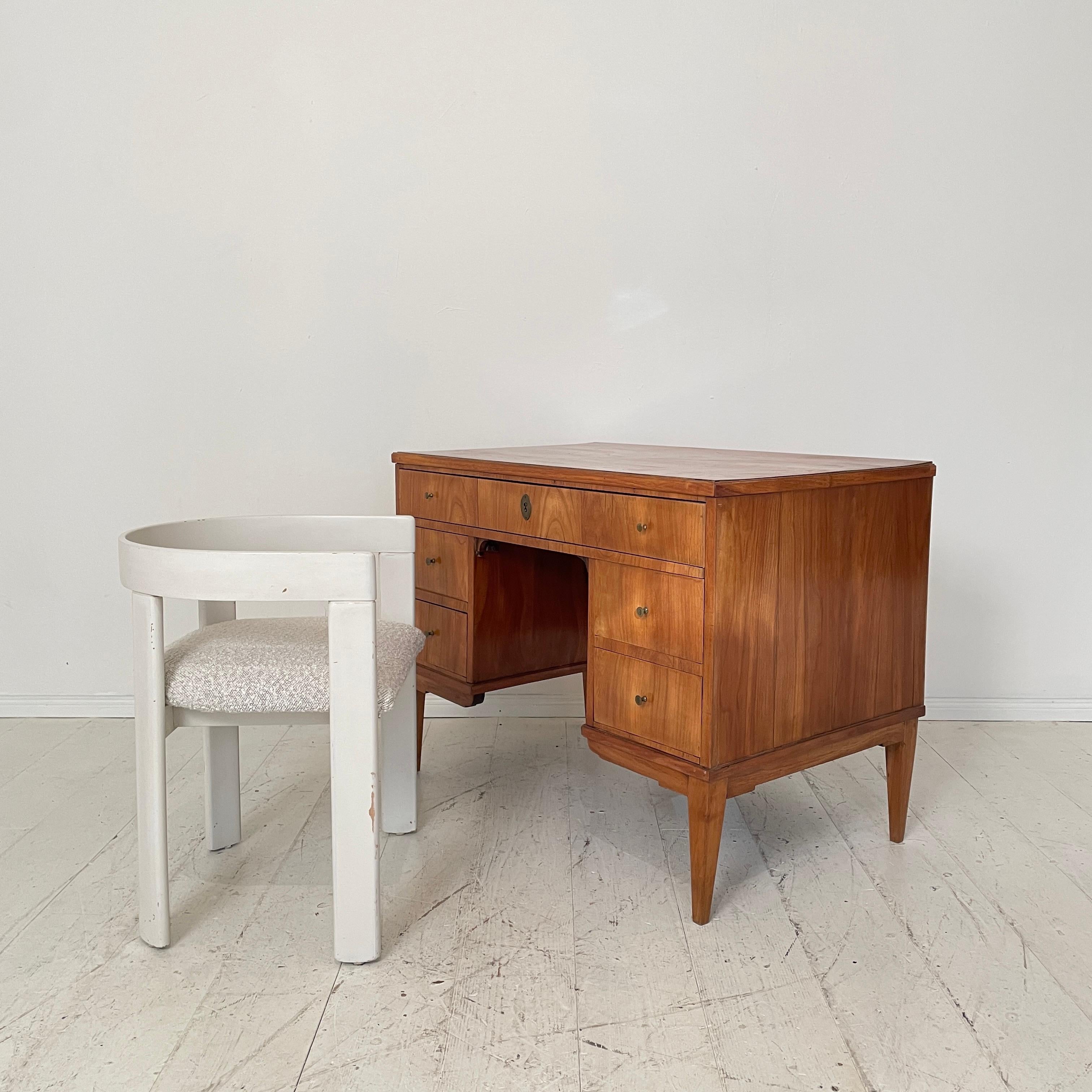 Early 19th Century Austrian Biedermeier Desk /Writing Table in Brown Cherry Wood In Good Condition In Berlin, DE