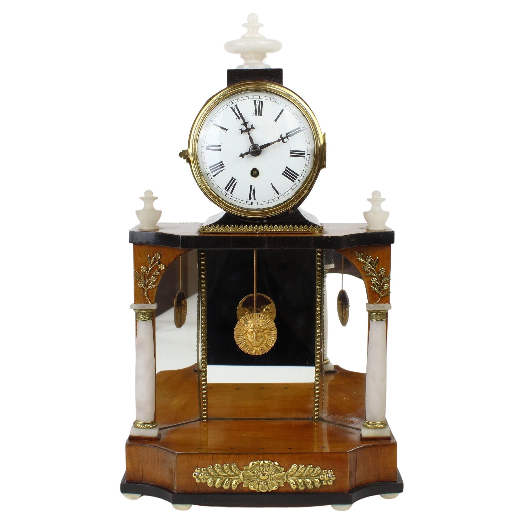 Début du 19ème siècle, horloge de cheminée autrichienne Biedermeier en noyer et albâtre
