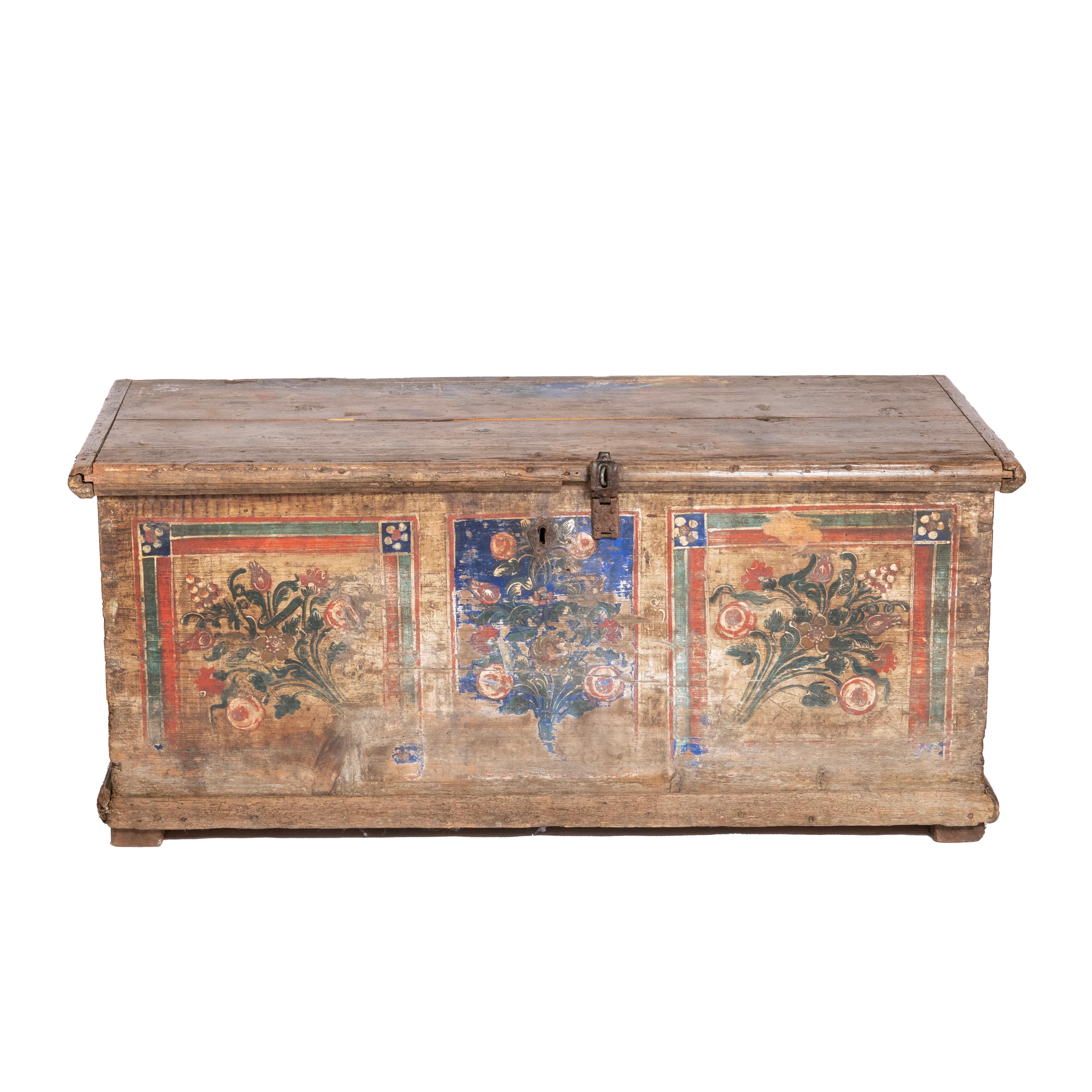 Arqueta austriaca de principios del siglo XIX con pintura original.

Pino.

Pintado con motivos florales en rojo, azul y blanco en la parte delantera.

Restos decorativos de pintura por todas partes. Precioso acabado nudoso de la madera.

Sonido