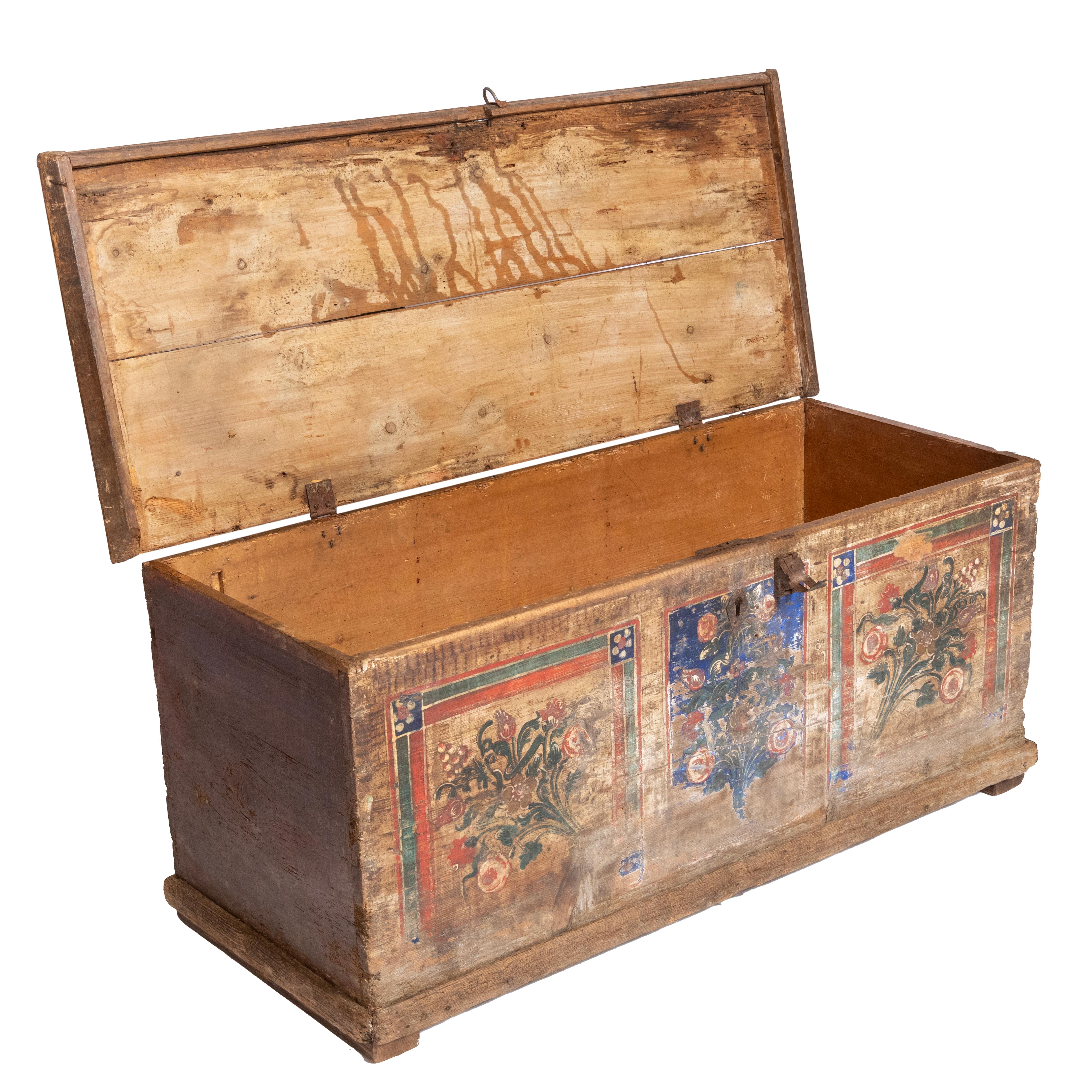 Arqueta austriaca de principios del siglo XIX con pintura original en Desgastado estado para la venta en Knutsford, GB