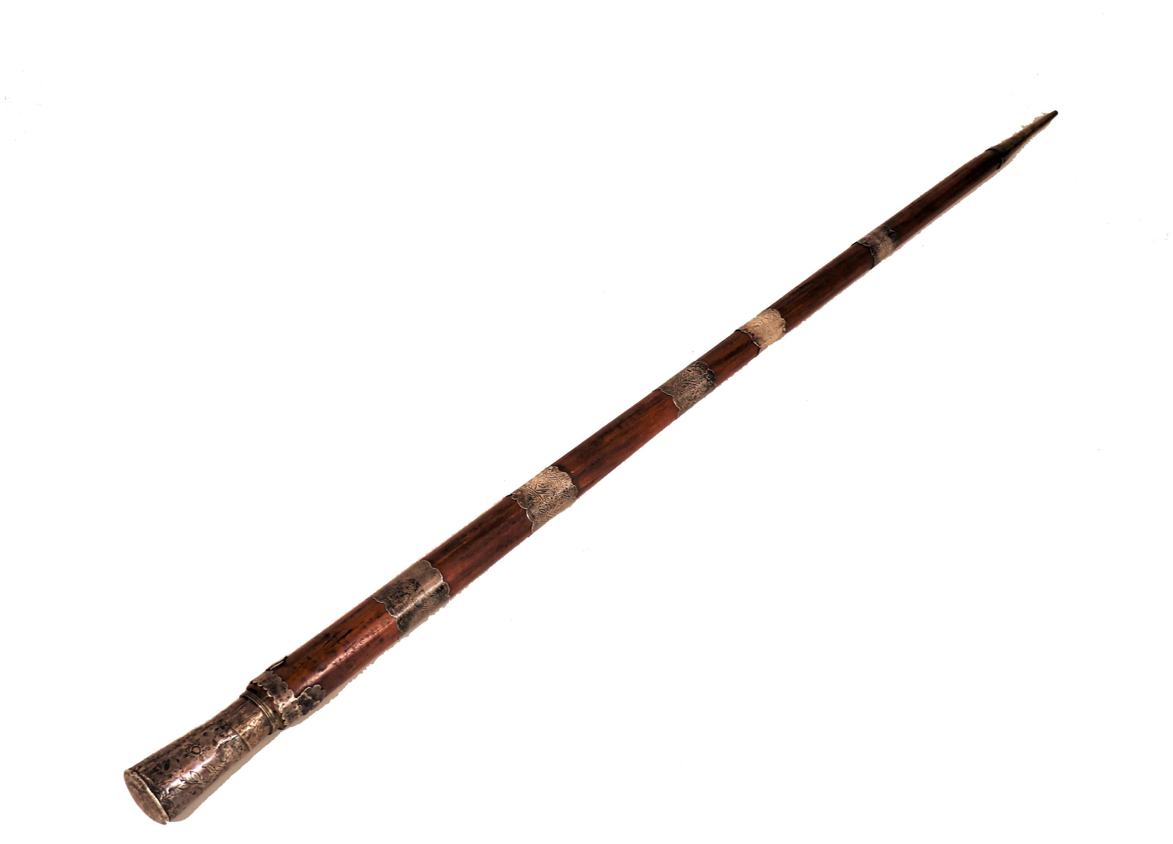 Ce bâton de randonnée autrichien unique a été fabriqué à la main en chêne massif. Le chêne est un matériau relativement léger mais robuste, qui se prête parfaitement à la fabrication d'un bâton de randonnée. De nombreux bâtons faits à la main ont