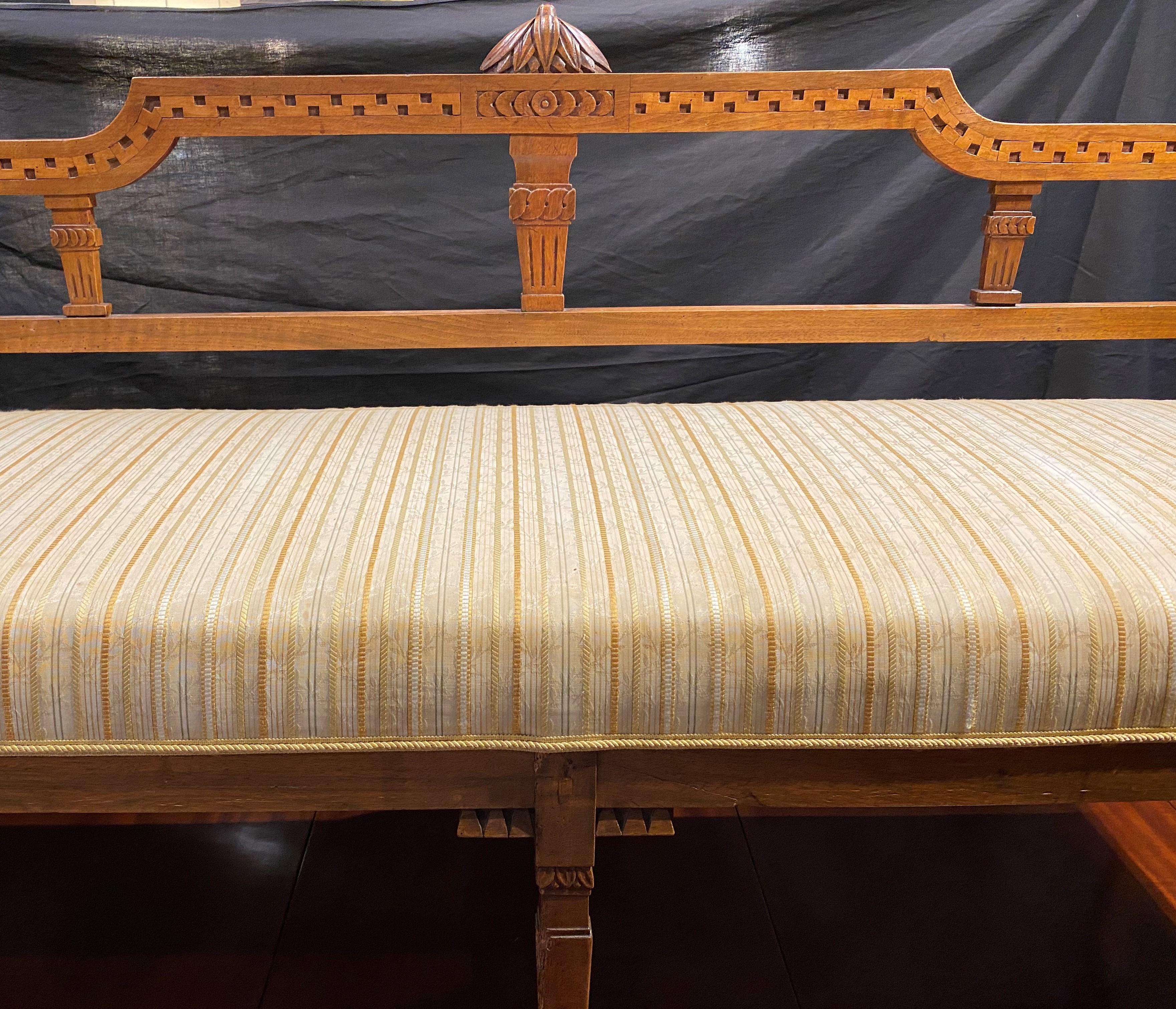 Hand-Carved Early 19th Century Austrian Upholstered Settee with Nicely Carved Elements For Sale