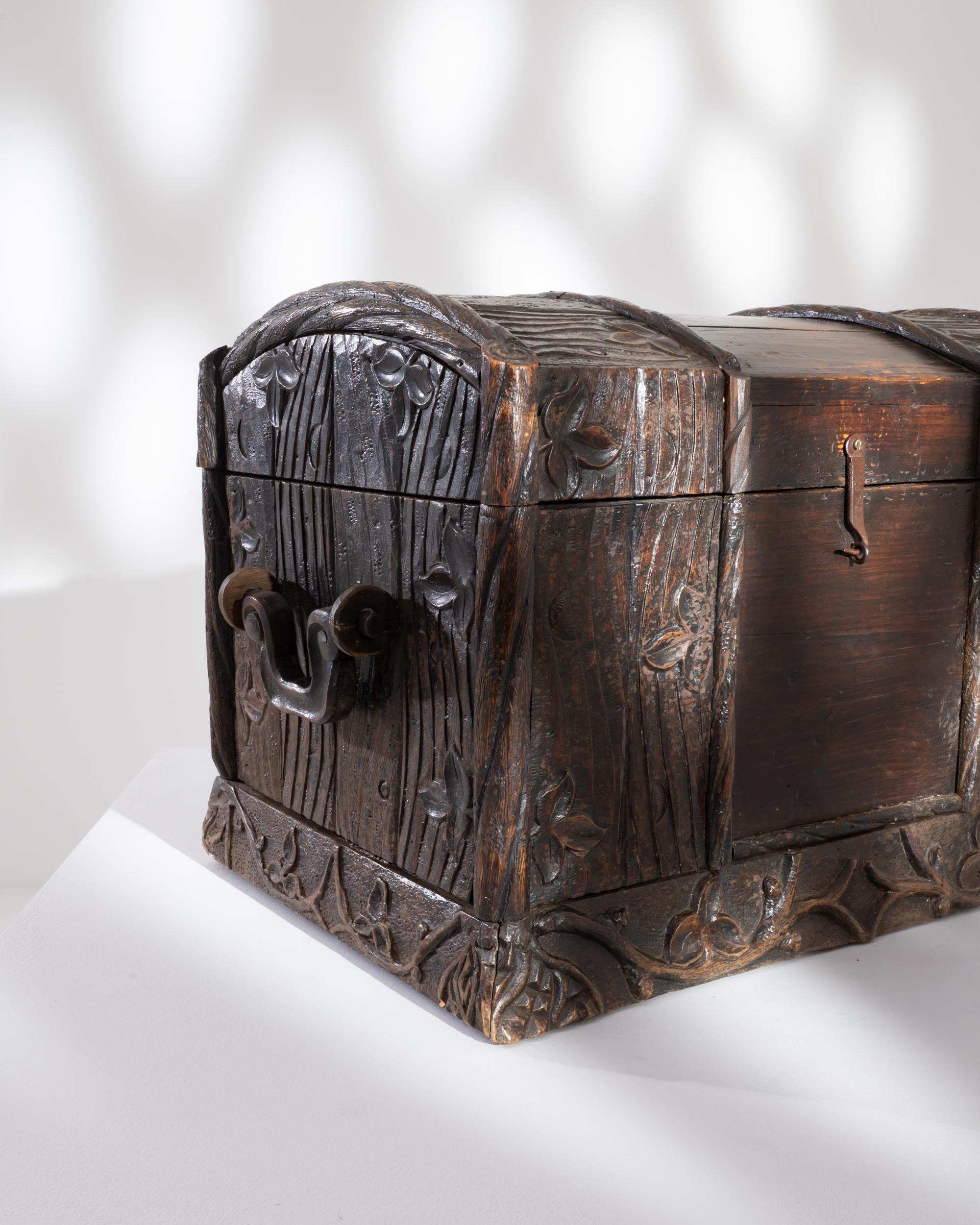 Early 19th Century Austrian Wooden Trunk For Sale 3