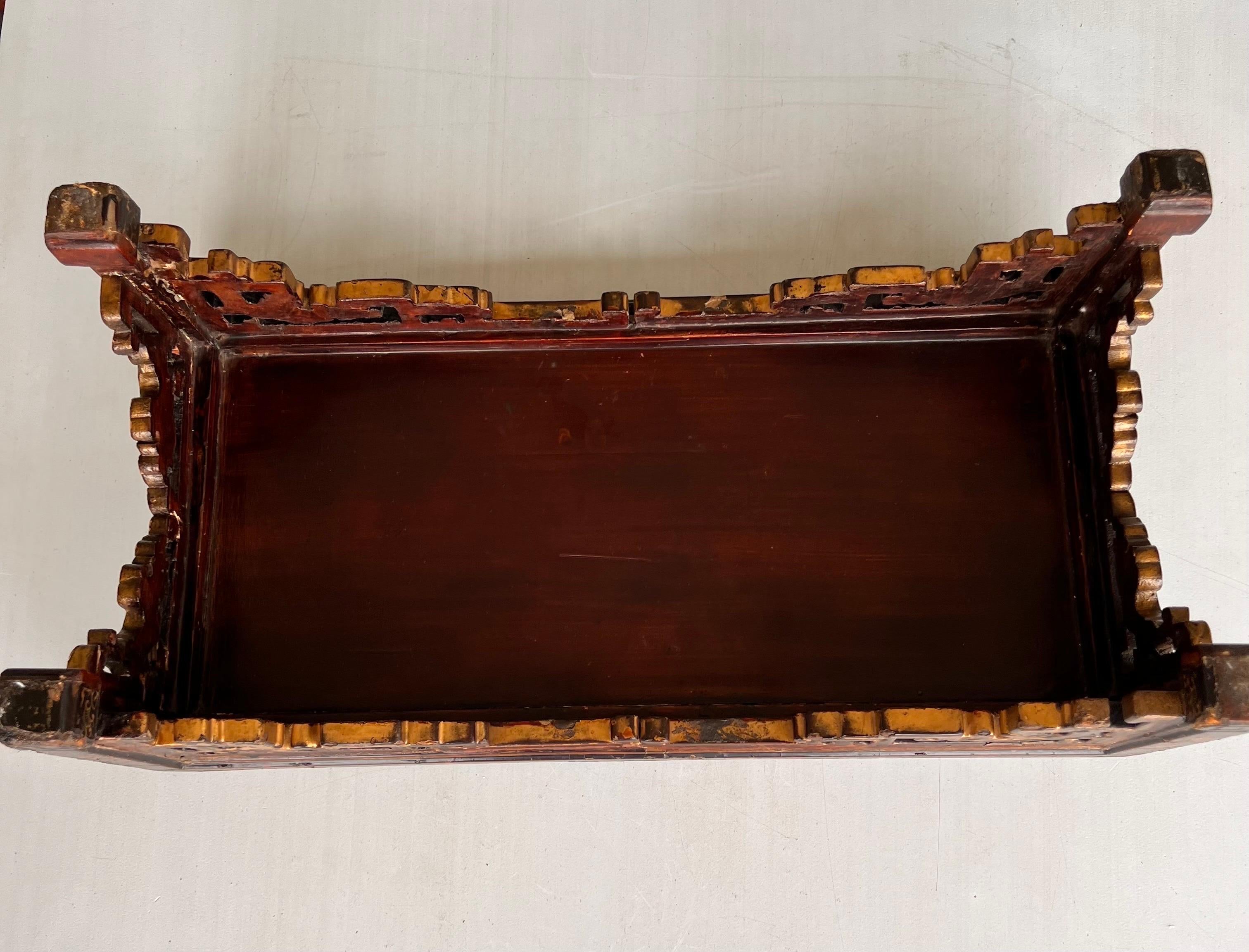  19th Century antique Chinese Tea Table  Lacquered with Porcelain inclusions In Distressed Condition For Sale In BILBAO, ES