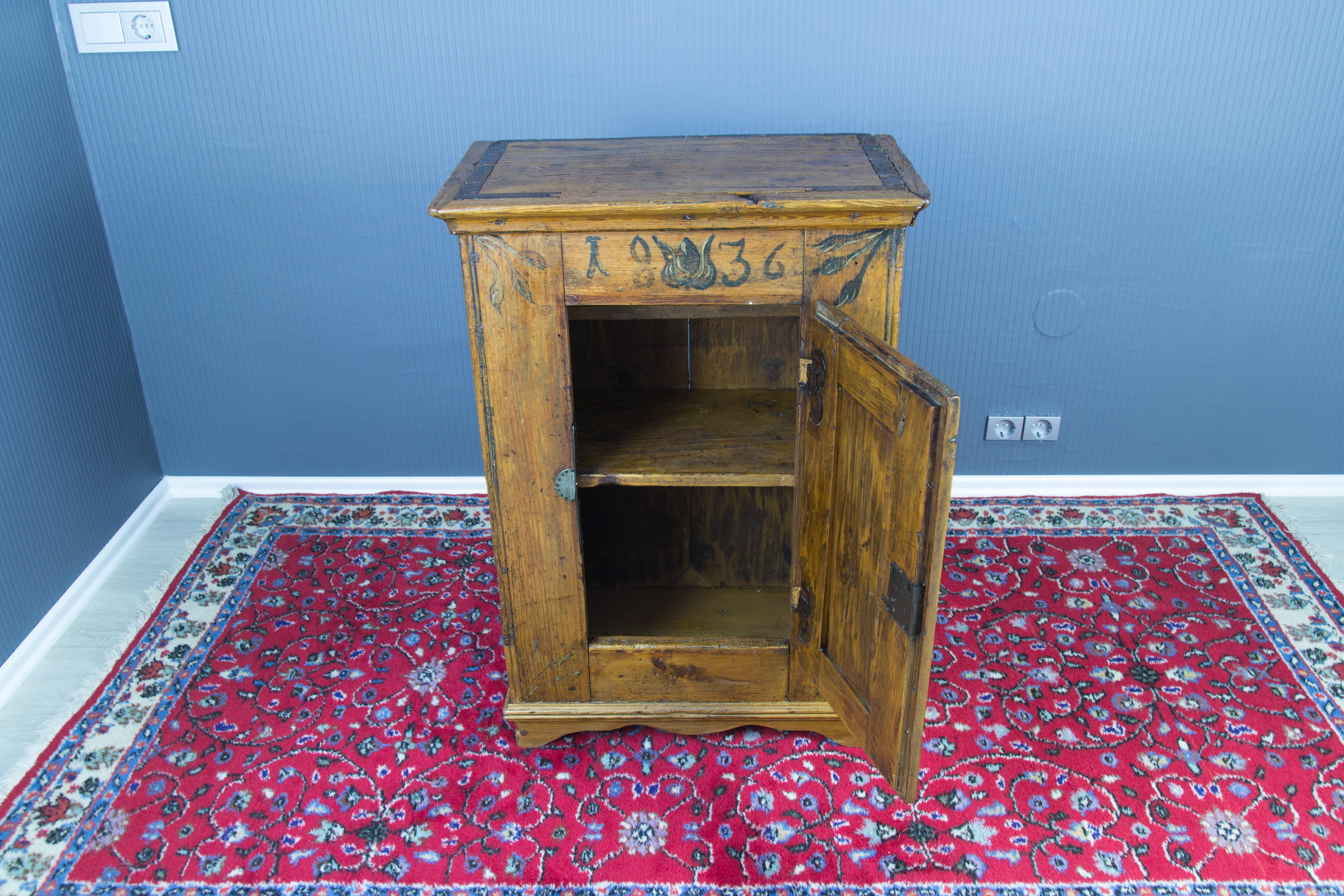 Early 19th Century Baltic Pine Cabinet In Fair Condition In Barntrup, DE