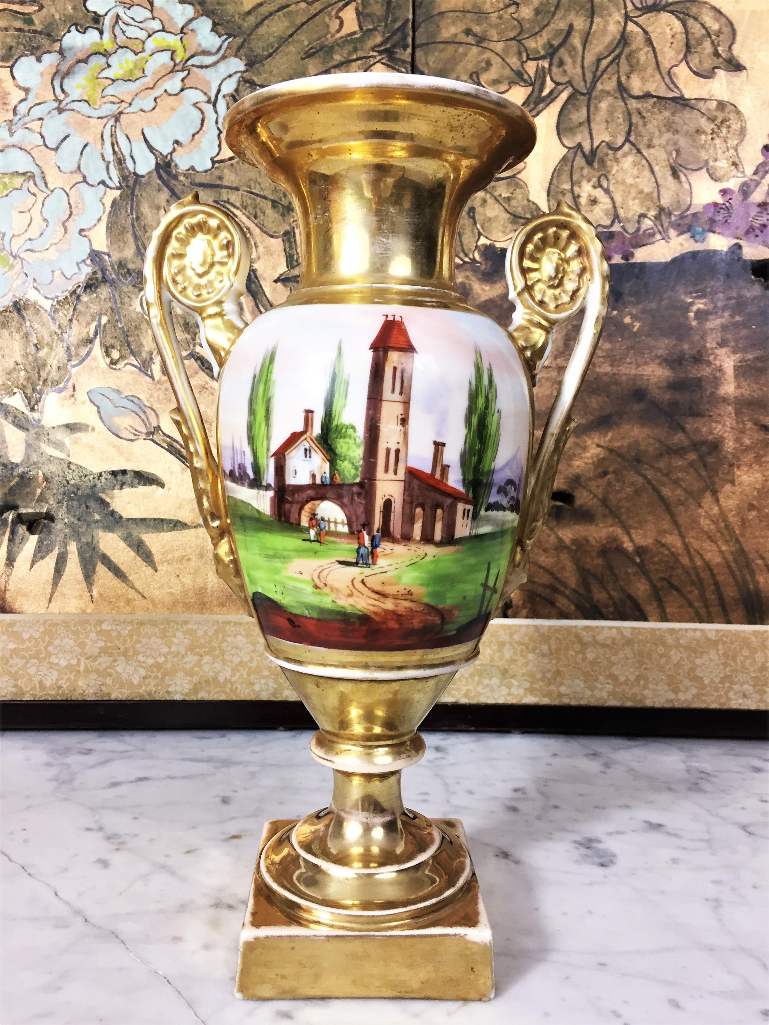 Elegant baluster Paris porcelain vase painted and gilded by hand. The two sides represent a different decoration, on one side a scene of a gentleman conversing with a woman leaning on the edge of a window and on the other an animated