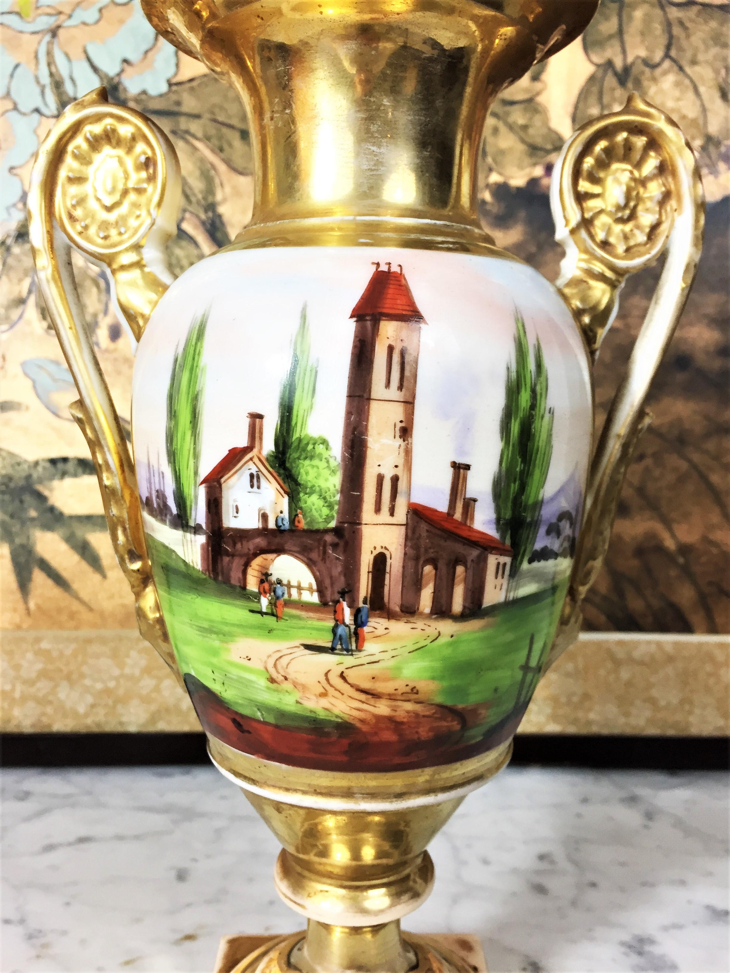 Vaso a balaustro di inizio XIX secolo in porcellana di Parigi dipinta e dorata a mano in vendita 1