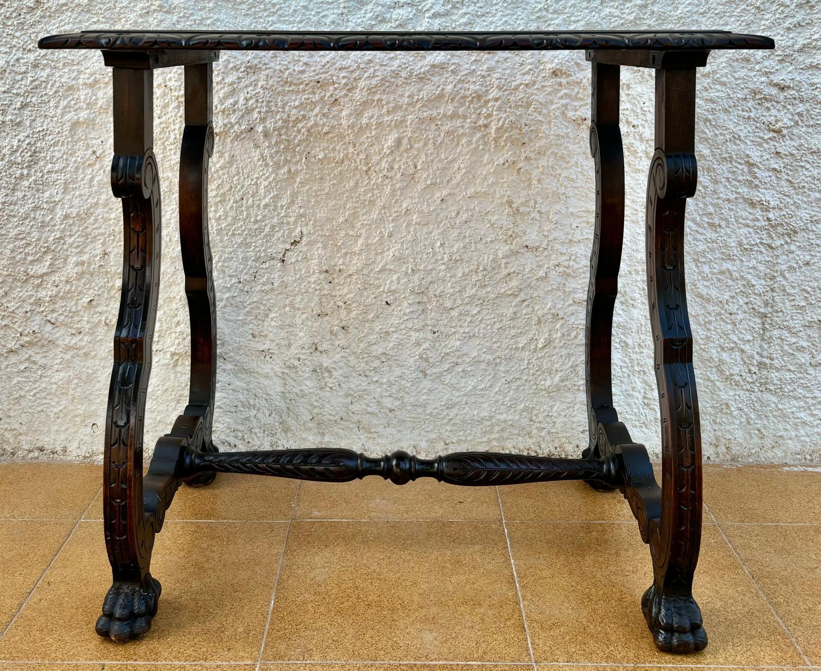 Table d'appoint espagnole baroque du 19e siècle avec plateau en marqueterie Table à tréteaux espagnole du 19e siècle en noyer. Cette pièce a une grande envergure, de jolis pieds en forme de lyre avec un châssis en fer forgé à la main et un