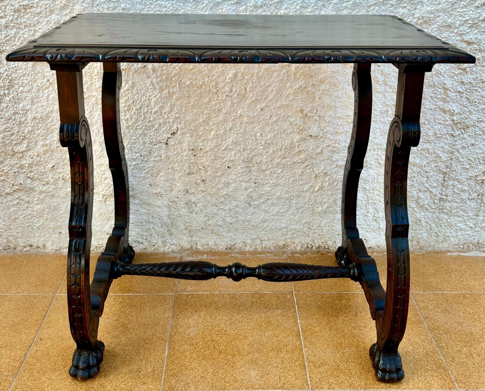 Espagnol Table d'appoint espagnole baroque du début du 19e siècle avec pieds en lyre et plateau en marqueterie en vente