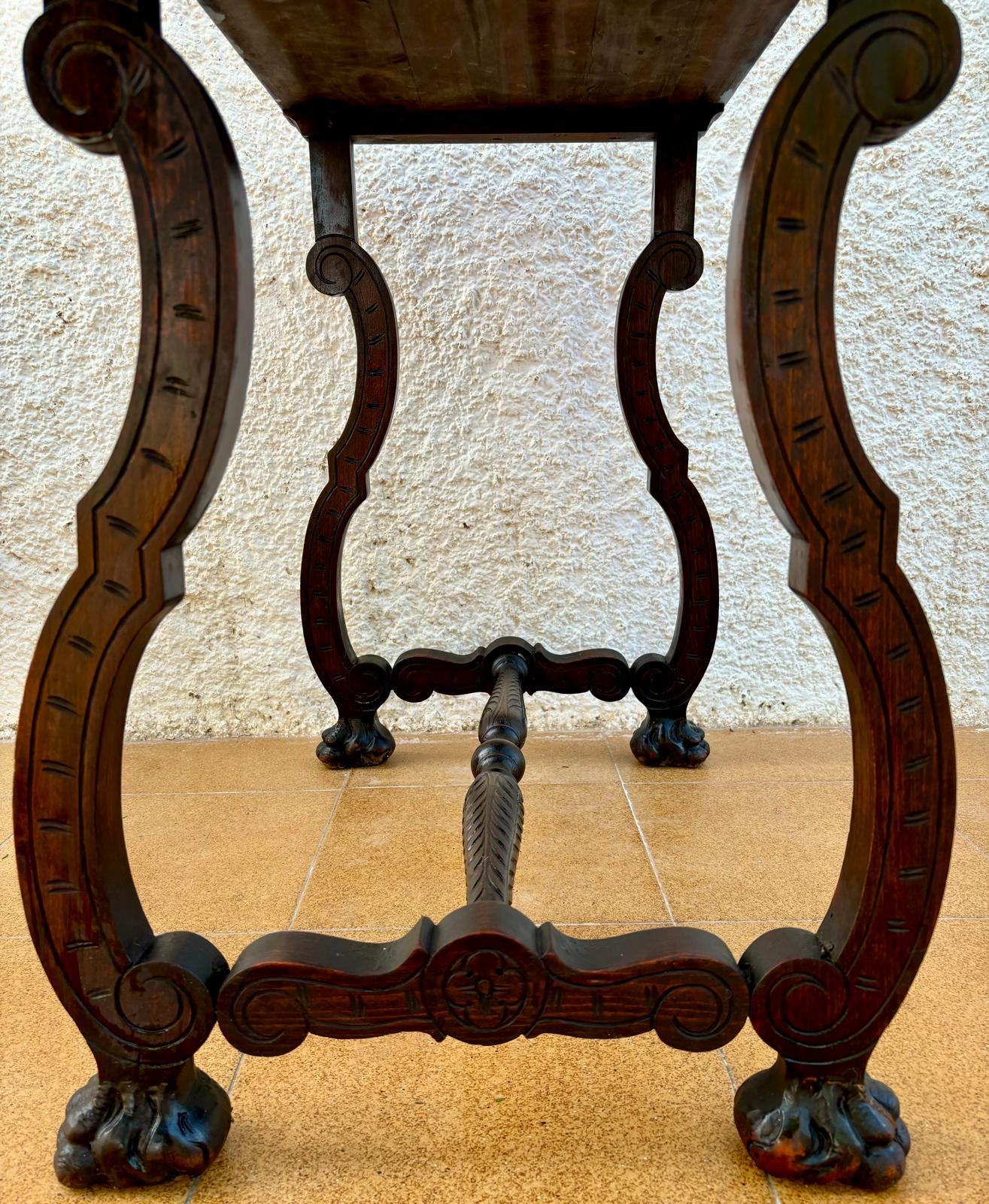 Noyer Table d'appoint espagnole baroque du début du 19e siècle avec pieds en lyre et plateau en marqueterie en vente