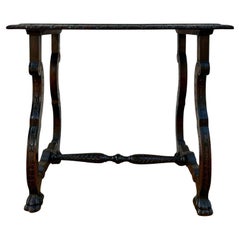 Mesa auxiliar barroca española de principios del siglo XIX con patas de lira y tapa de marquetería