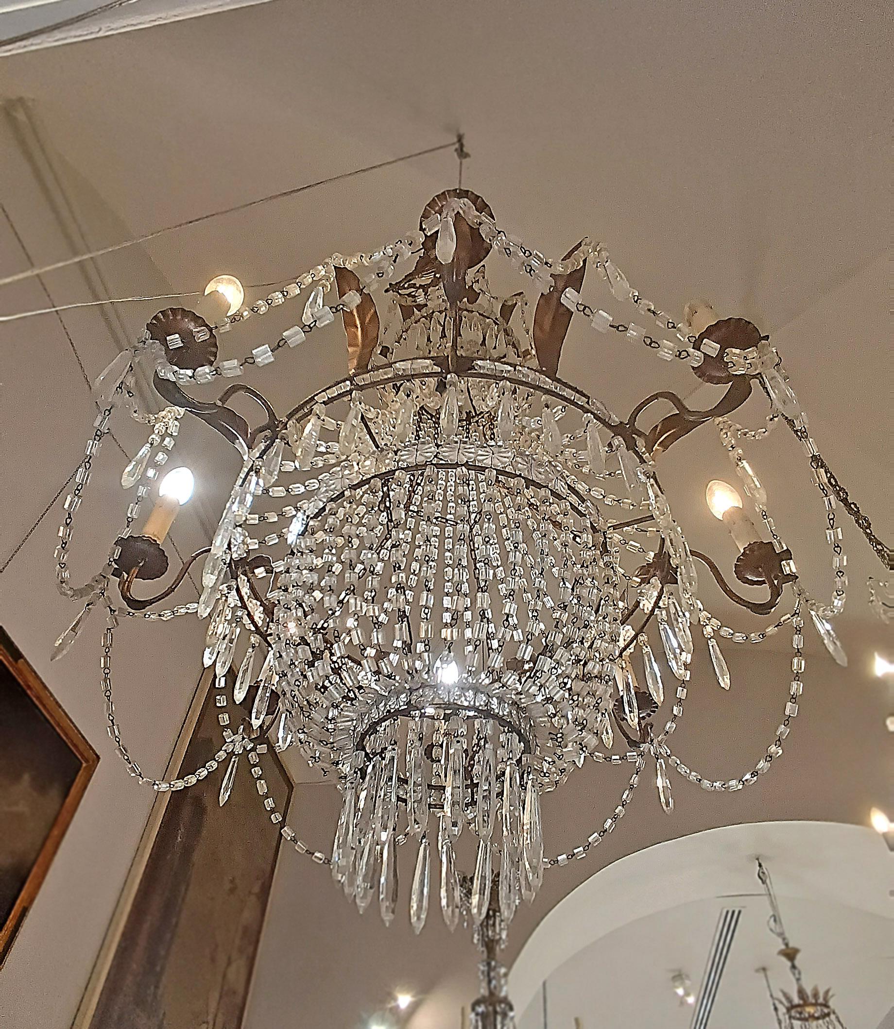EARLY 19th CENTURY BASKET CHANDELIER IN CRYSTALS AND GILDED IRON in vendita 2