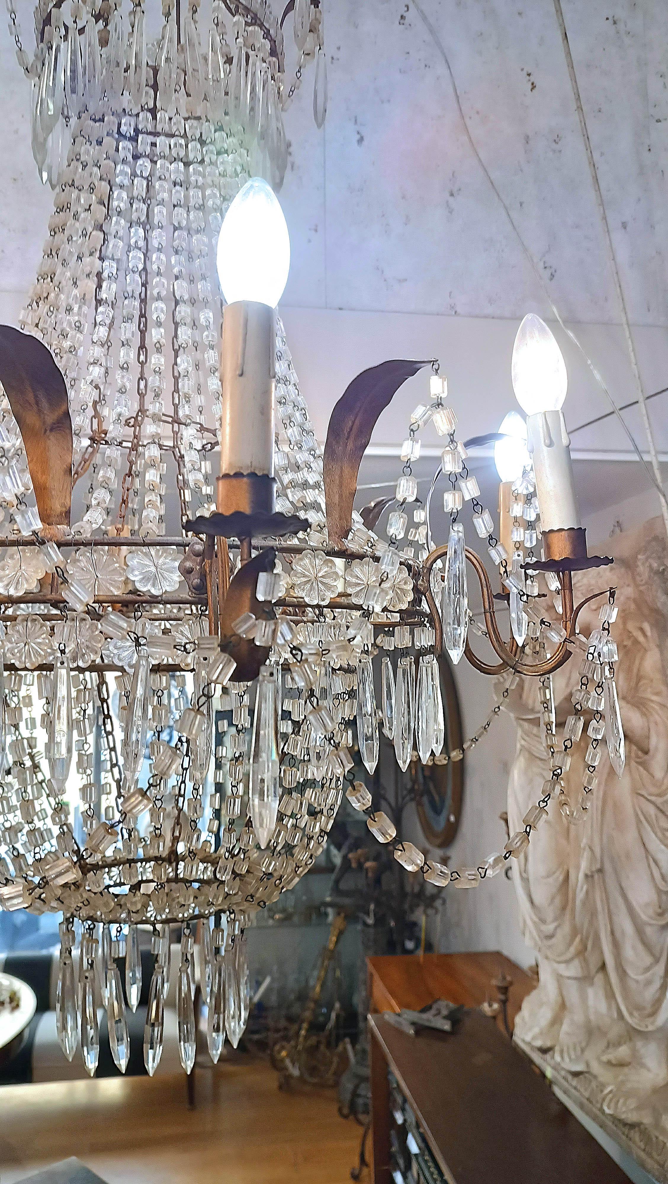 EARLY 19th CENTURY BASKET CHANDELIER IN CRYSTALS AND GILDED IRON in vendita 4