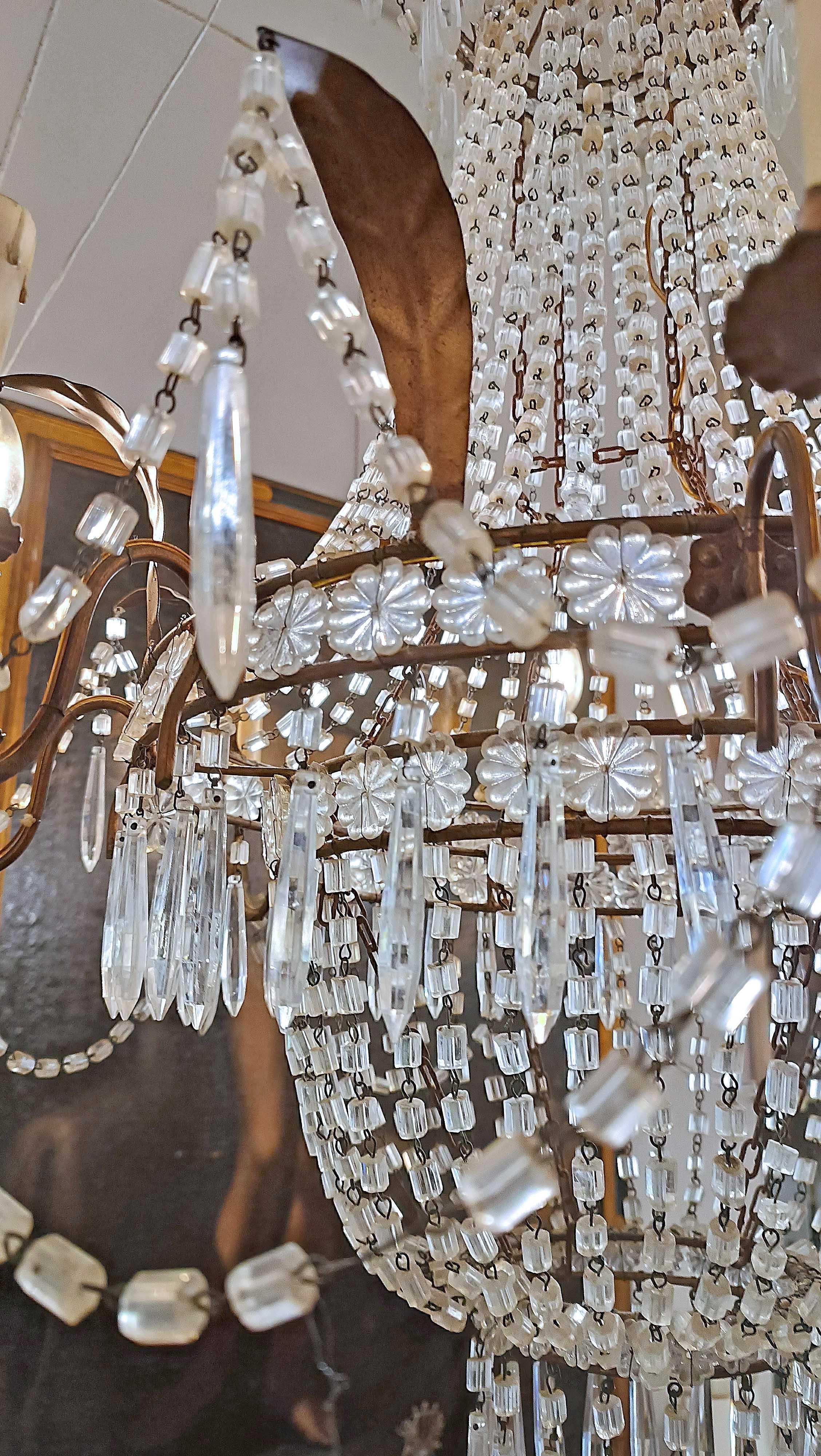 Neoclassico EARLY 19th CENTURY BASKET CHANDELIER IN CRYSTALS AND GILDED IRON in vendita
