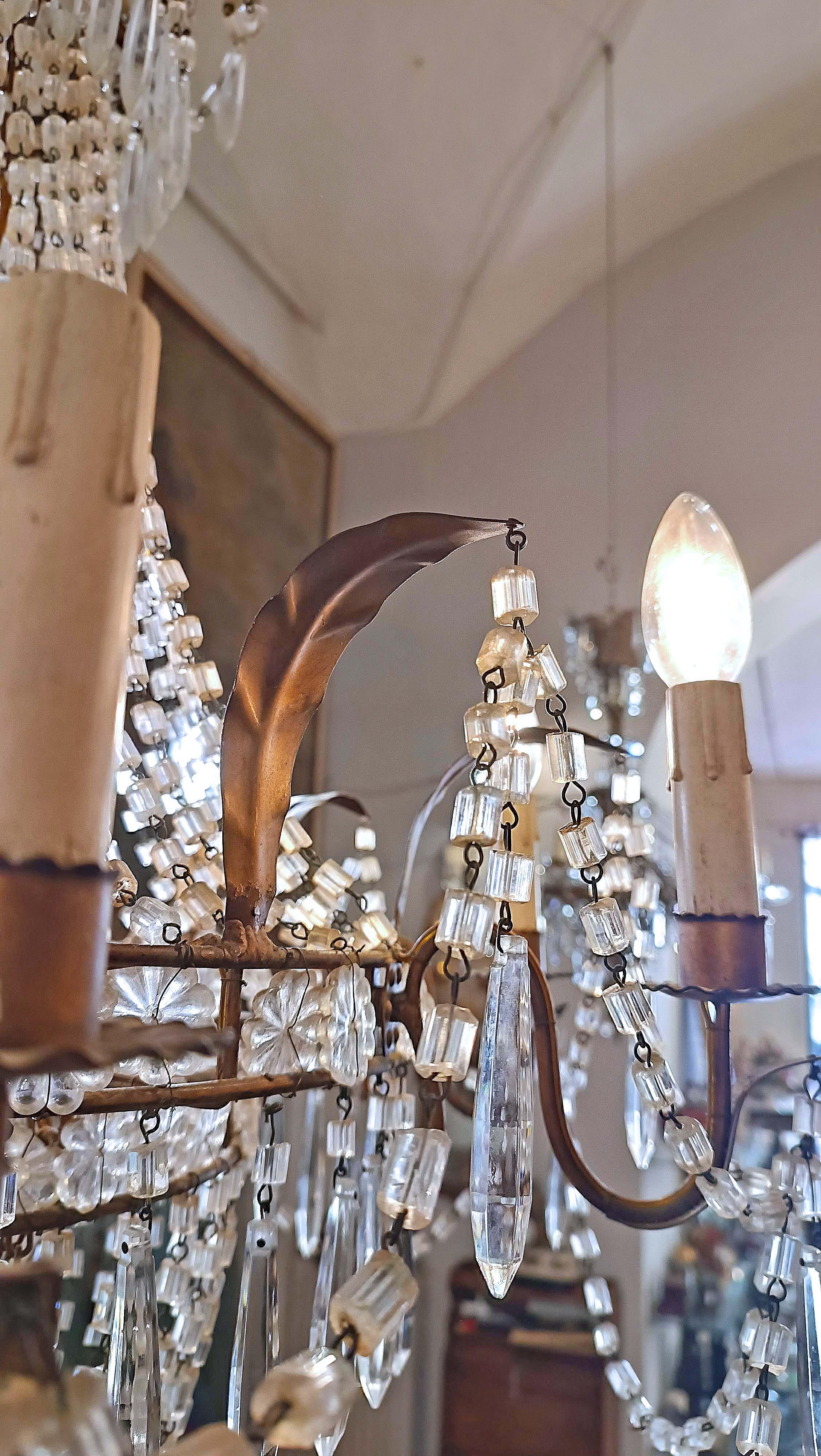 Dorato EARLY 19th CENTURY BASKET CHANDELIER IN CRYSTALS AND GILDED IRON in vendita