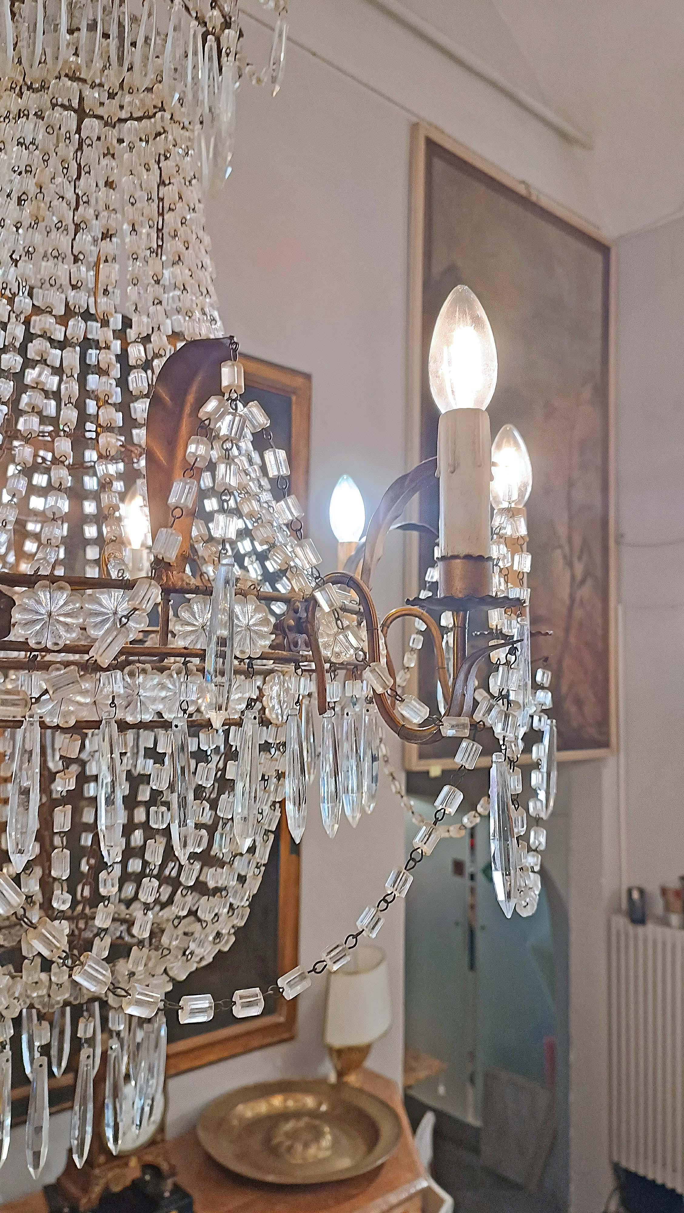 EARLY 19th CENTURY BASKET CHANDELIER IN CRYSTALS AND GILDED IRON In condizioni buone in vendita a Firenze, FI