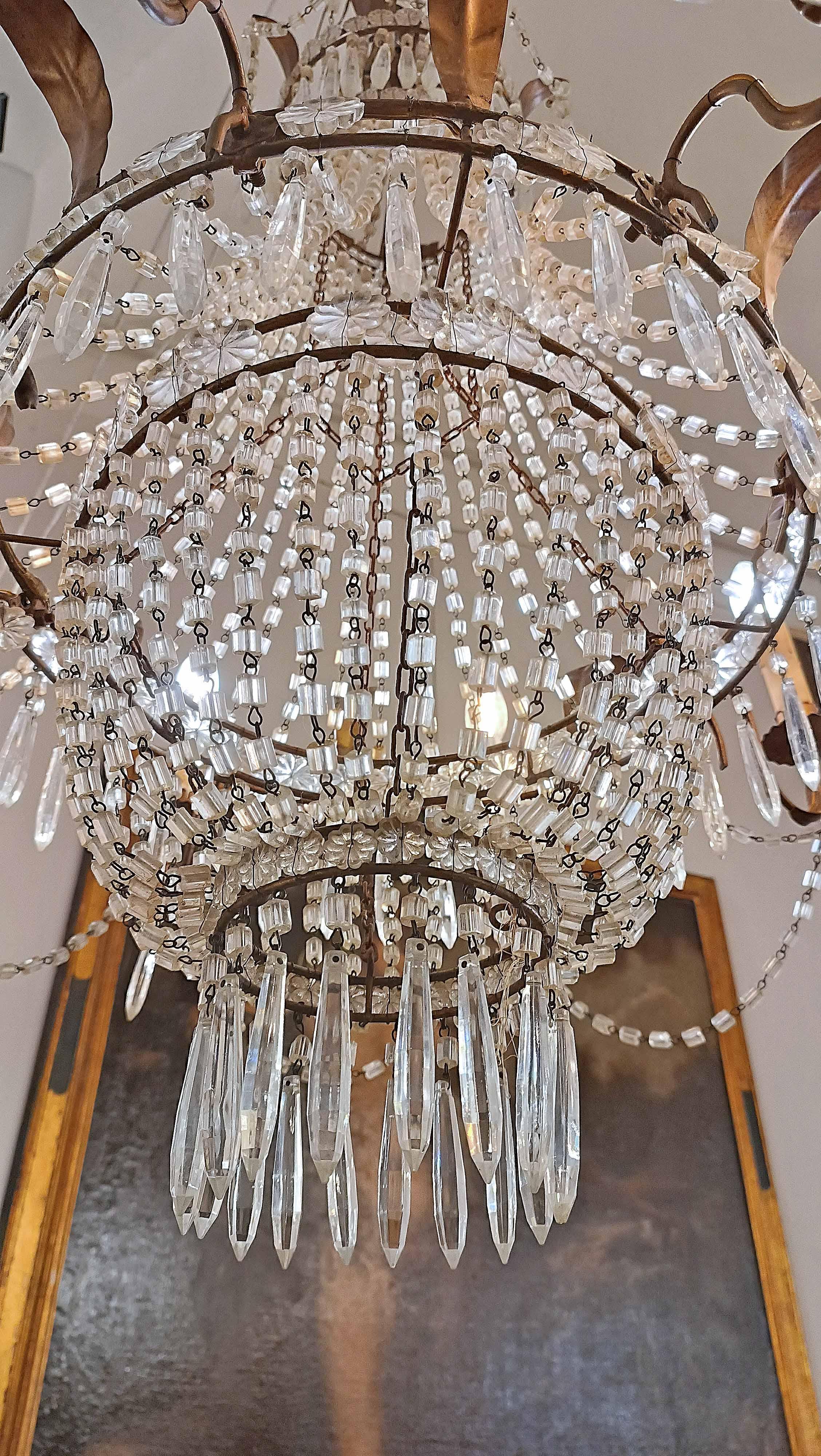 19th Century EARLY 19th CENTURY BASKET CHANDELIER IN CRYSTALS AND GILDED IRON in vendita