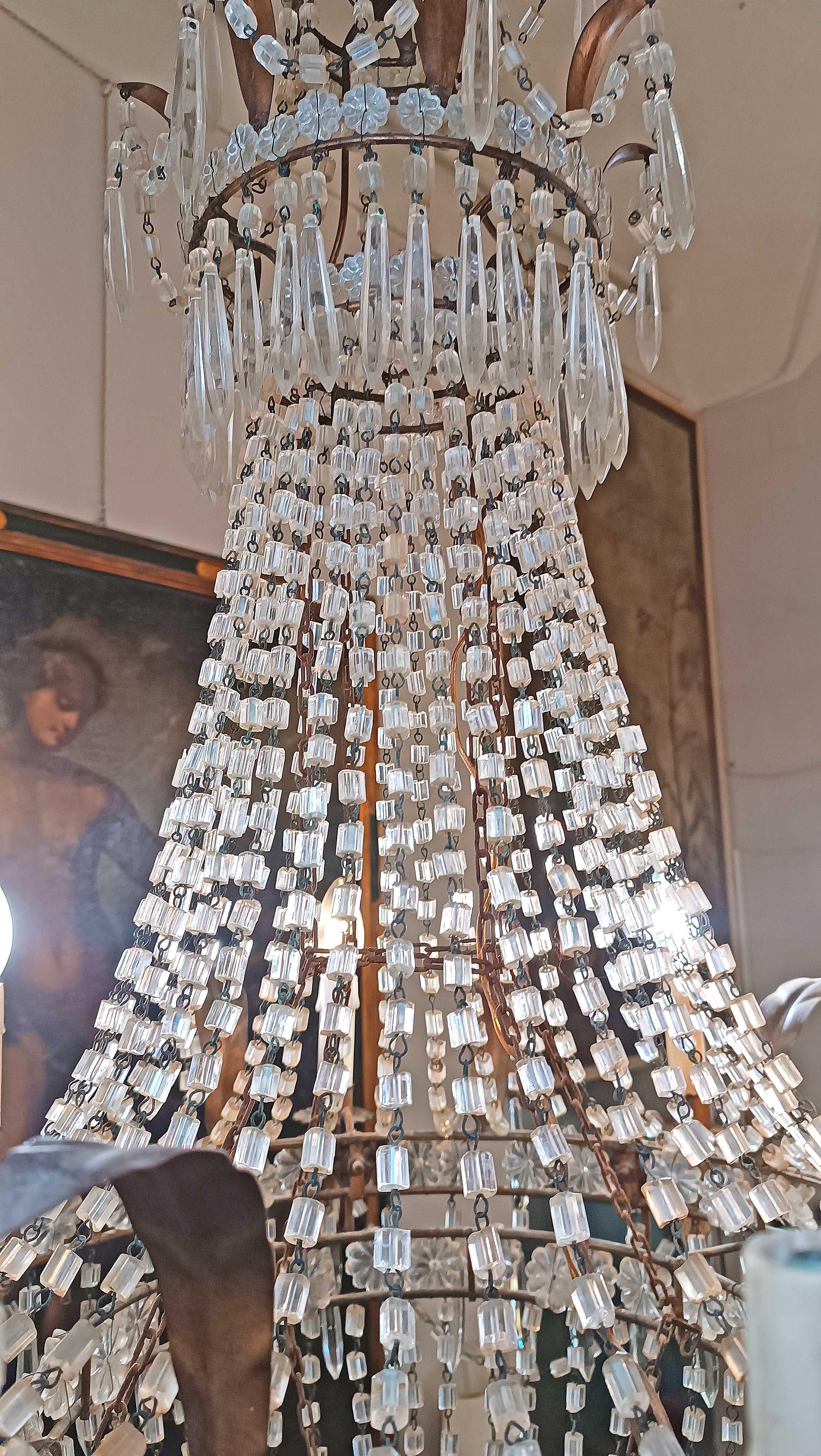 Cristallo EARLY 19th CENTURY BASKET CHANDELIER IN CRYSTALS AND GILDED IRON in vendita
