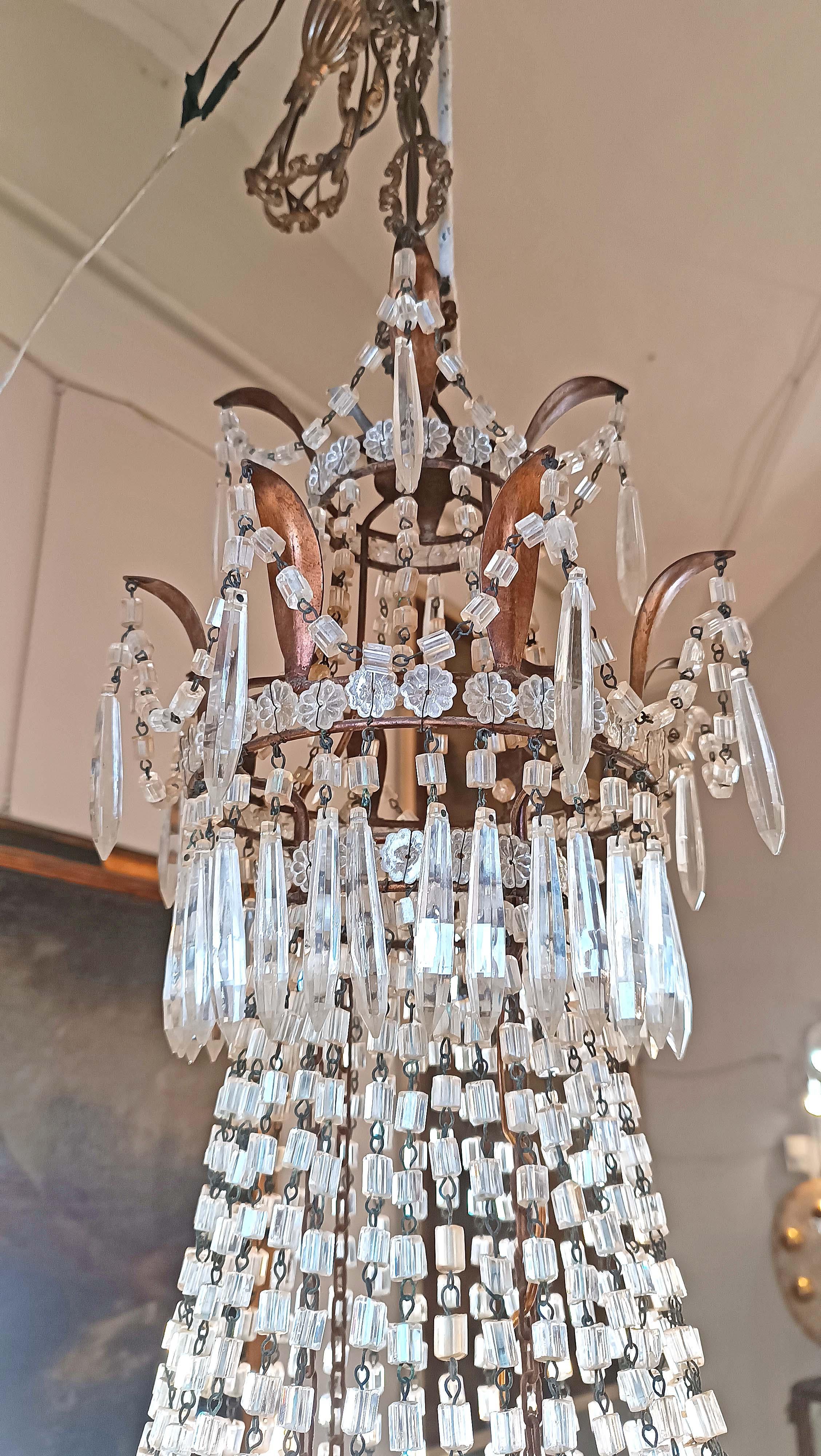 EARLY 19th CENTURY BASKET CHANDELIER IN CRYSTALS AND GILDED IRON in vendita 1