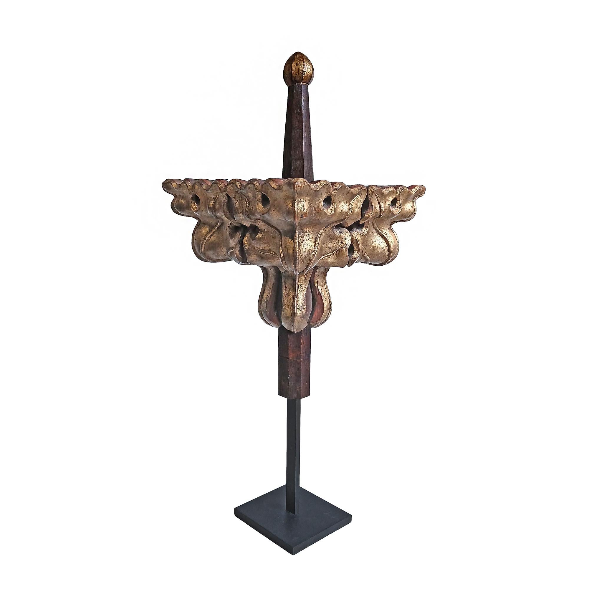 Belgischer Giltwood-Finial aus dem frühen 19. Jahrhundert, auf Stand (Neugotik) im Angebot