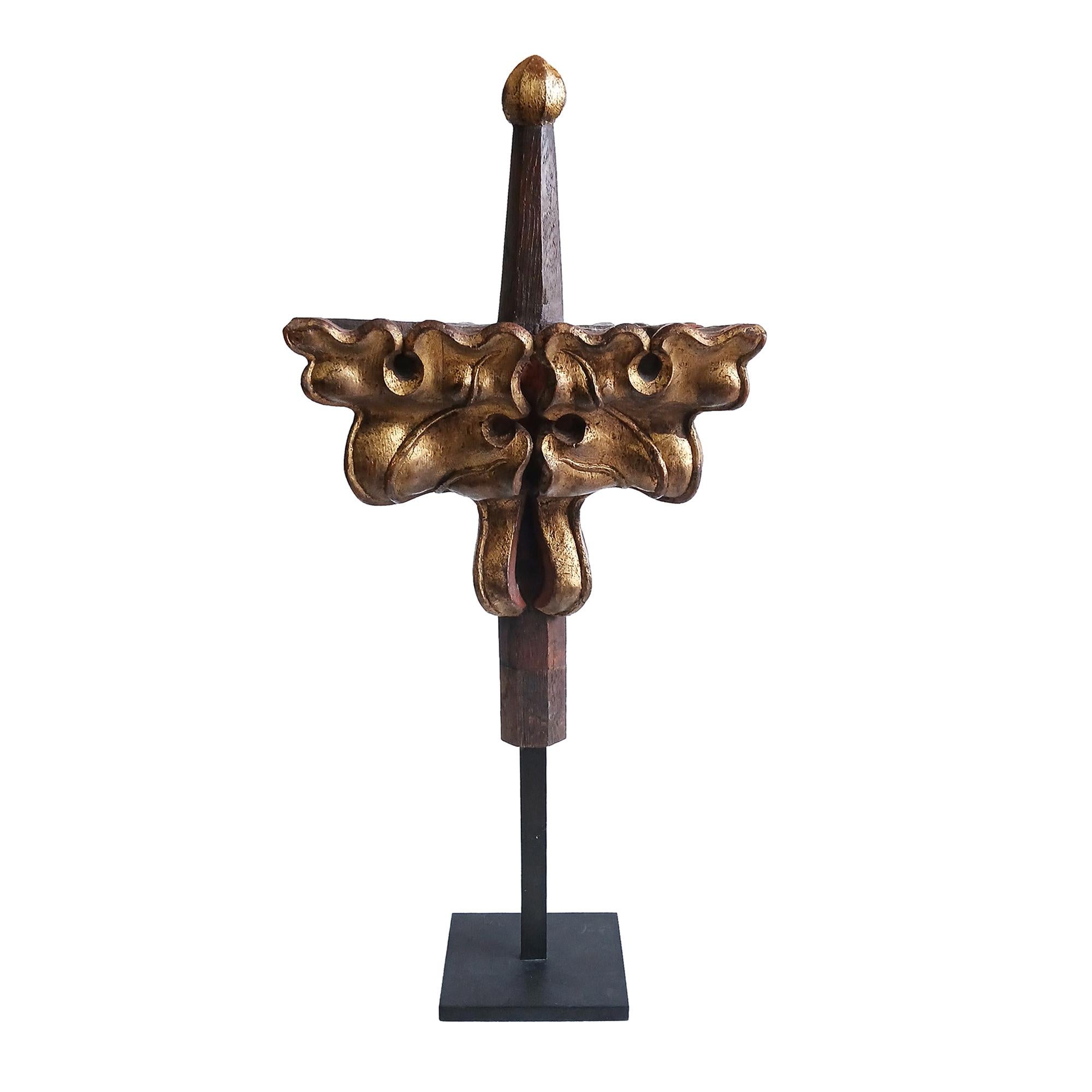 Belgischer Giltwood-Finial aus dem frühen 19. Jahrhundert, auf Stand (Vergoldet) im Angebot