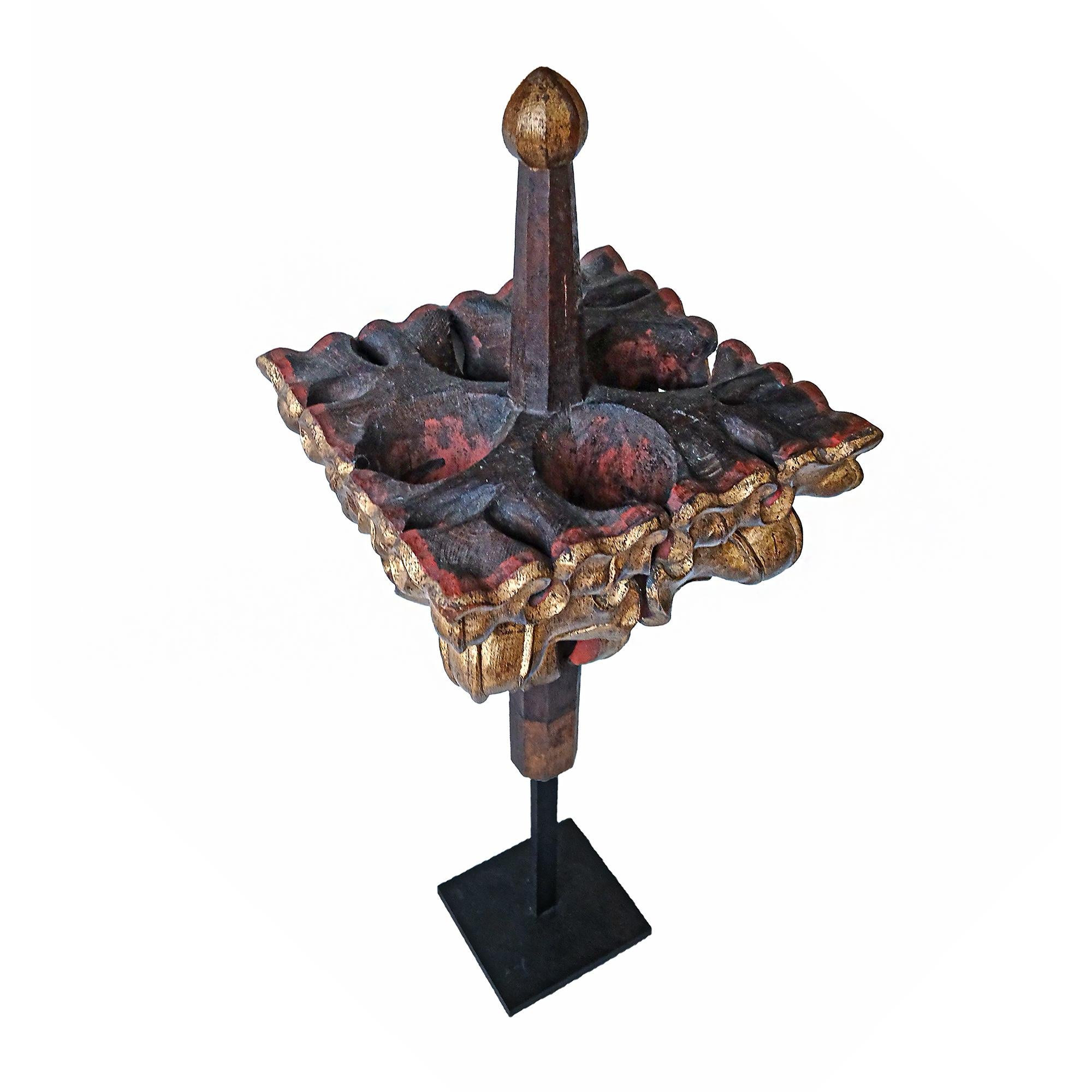 Belgischer Giltwood-Finial aus dem frühen 19. Jahrhundert, auf Stand (Frühes 19. Jahrhundert) im Angebot