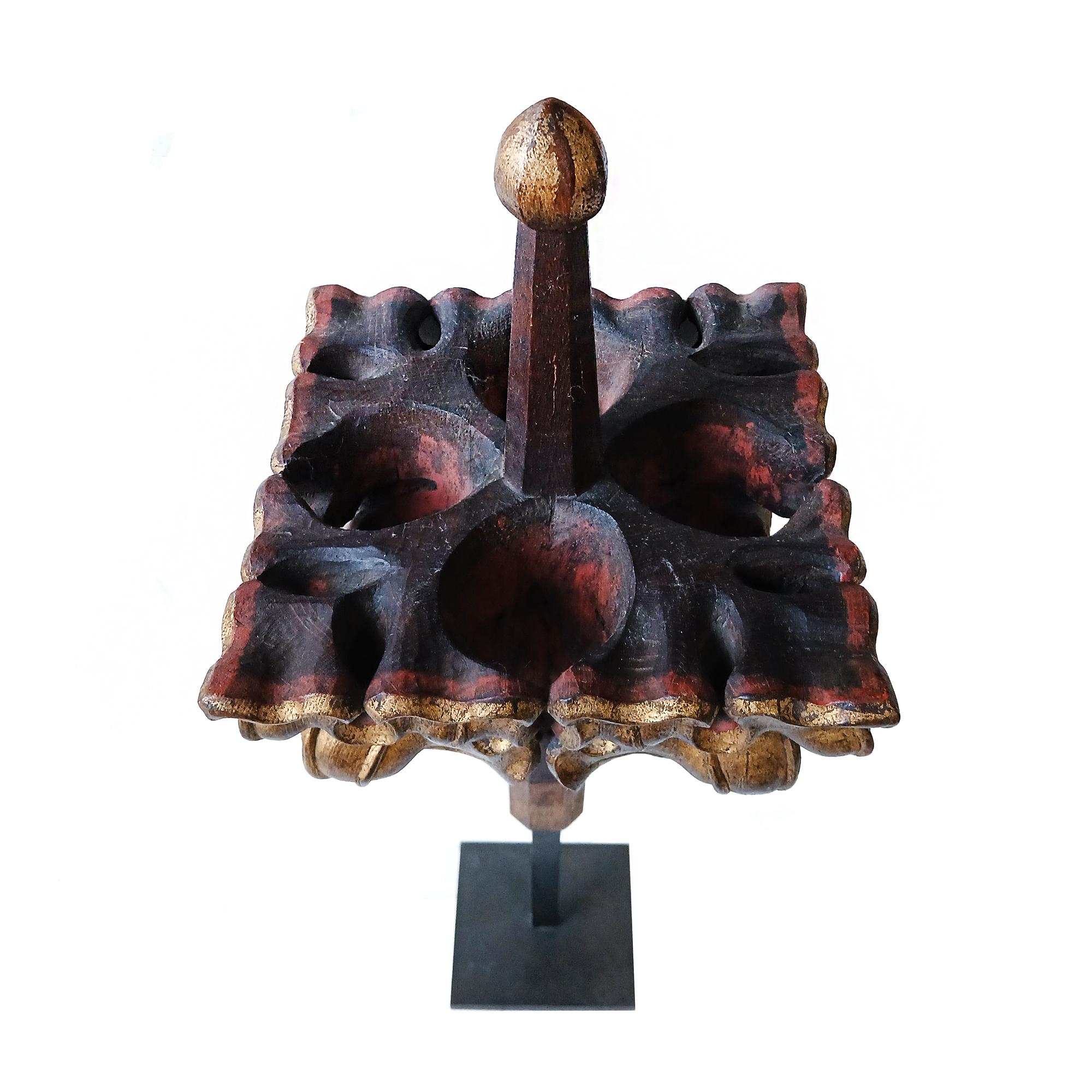 Belgischer Giltwood-Finial aus dem frühen 19. Jahrhundert, auf Stand (Hartholz) im Angebot