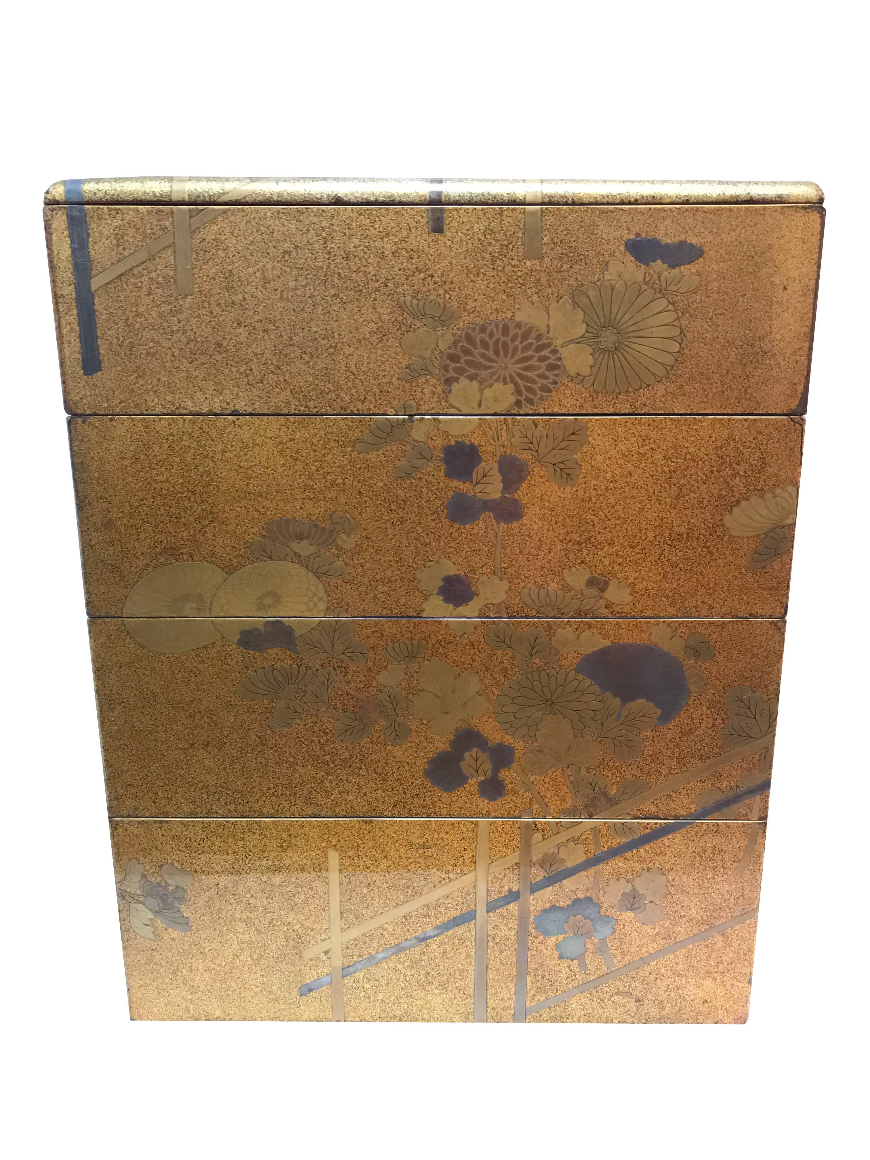 Hand-Crafted Early 19th Century Bento Box with Chrysanthemum Design, Edo Period, Art of Japan