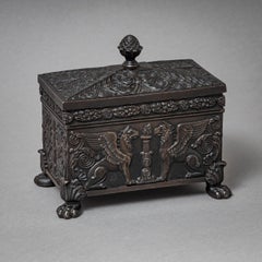 Berliner Eisen-Tabakdose des frühen 19. Jahrhunderts mit Greifen-Dekor